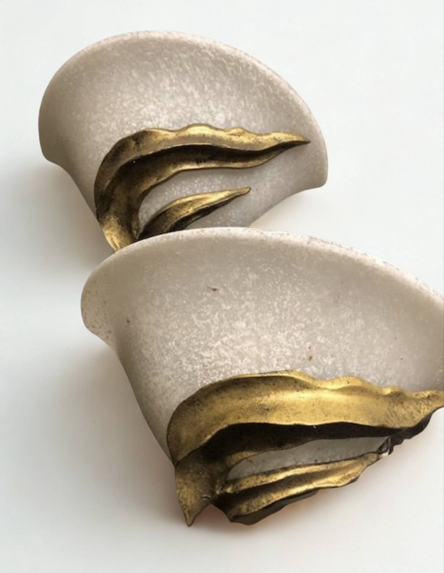 Pair of vintage wall lights in textured glass and gilded bronze – 1970s