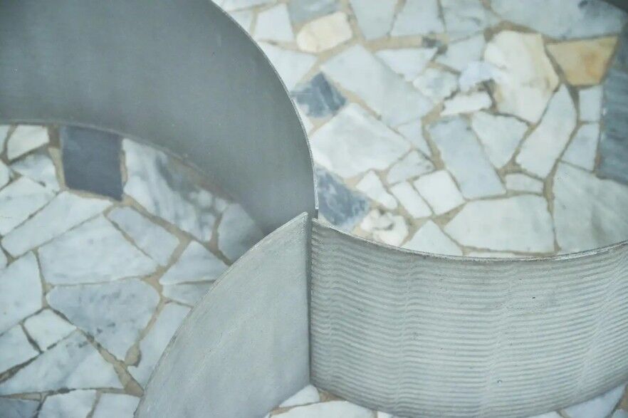 Table par Lorenzo Burchiellaro en aluminium et cristal