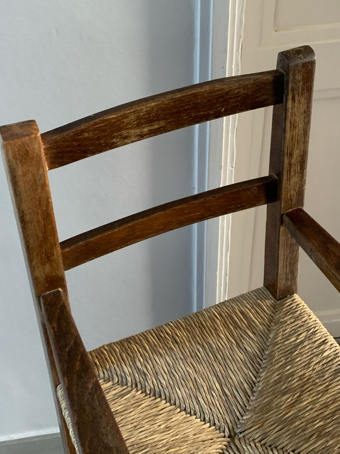 High chair in wood and straw
