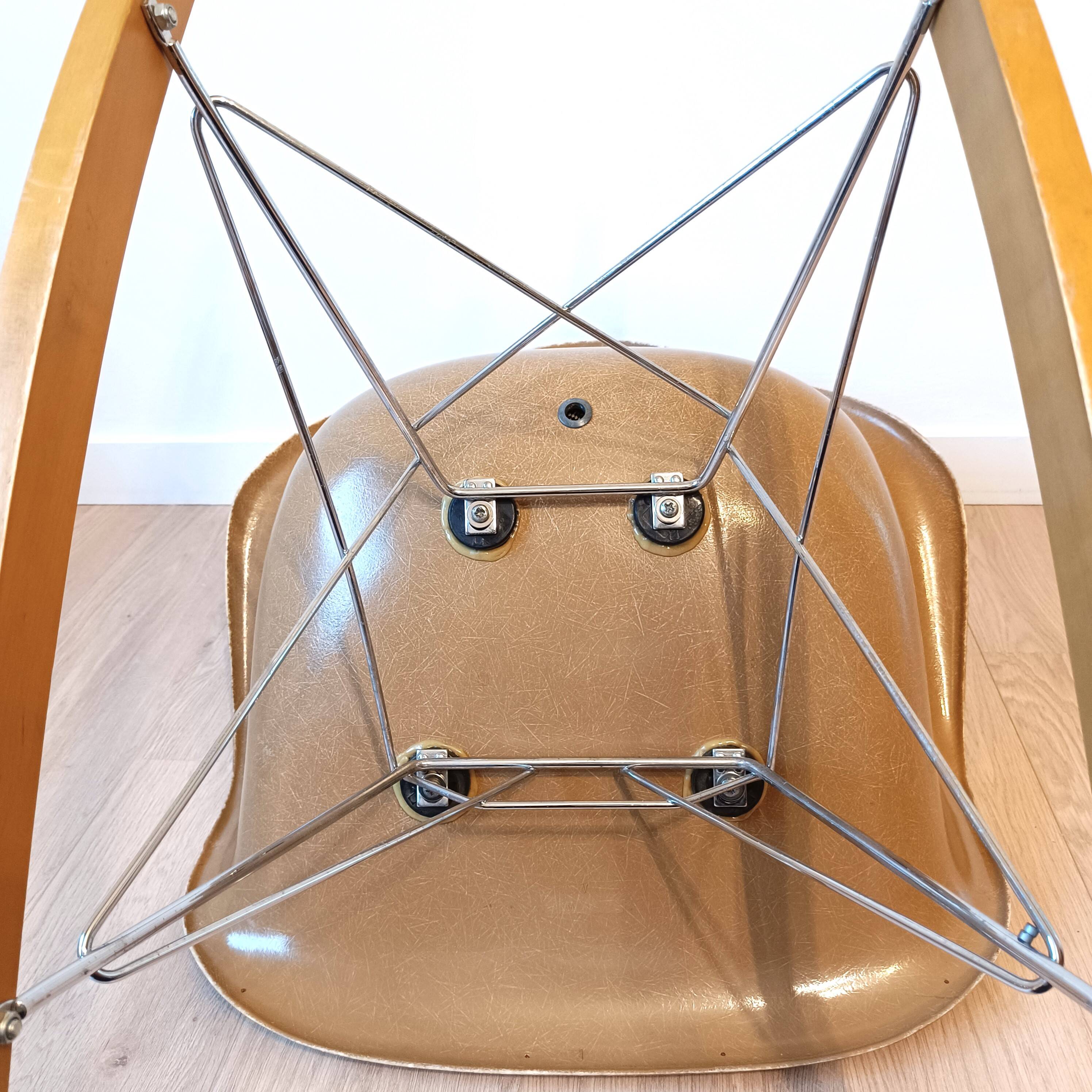 Mid century RAR fiberglass rocking chair by Eames – Vitra
