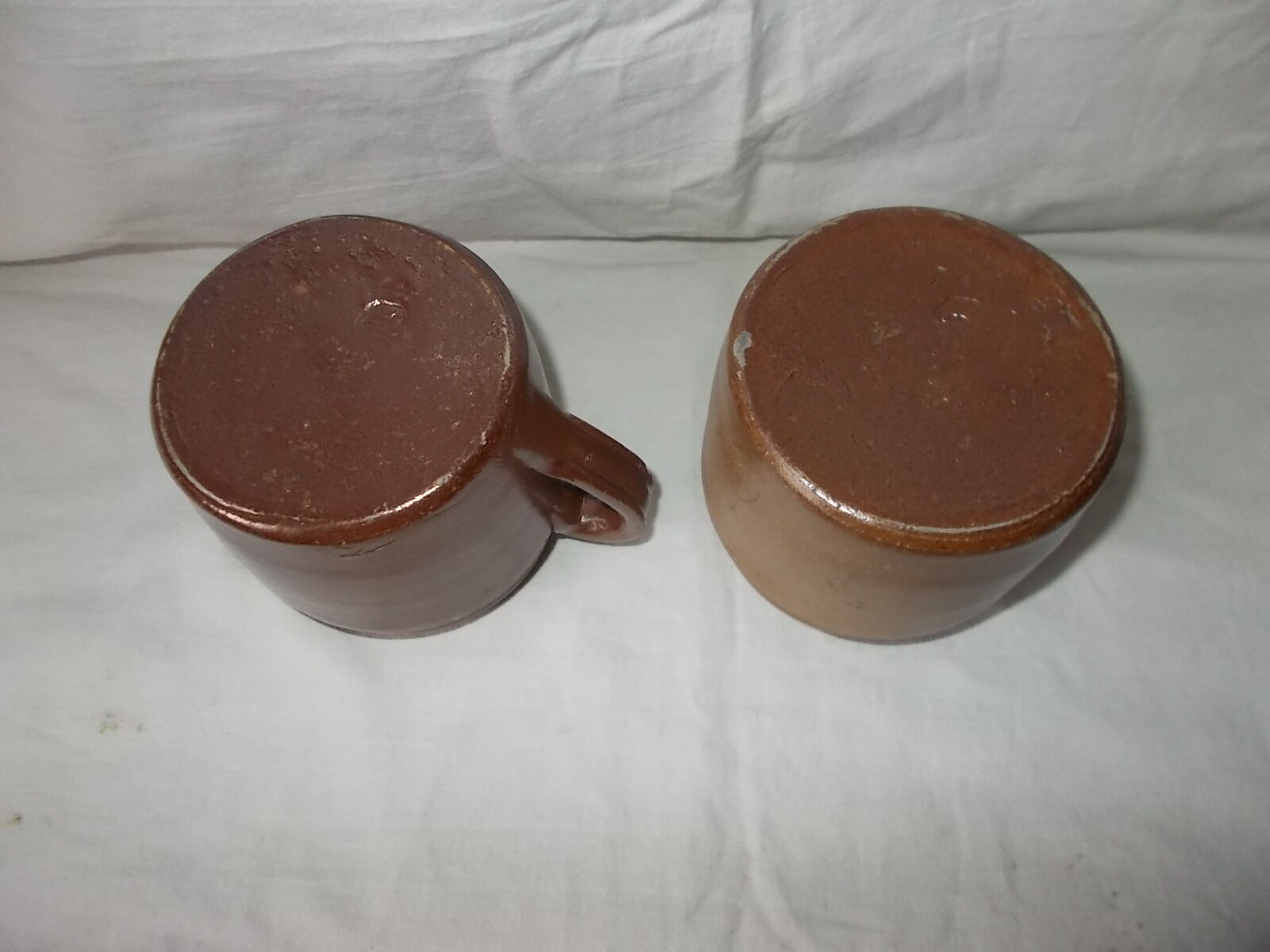 Set of 2 small stoneware pots with handle.