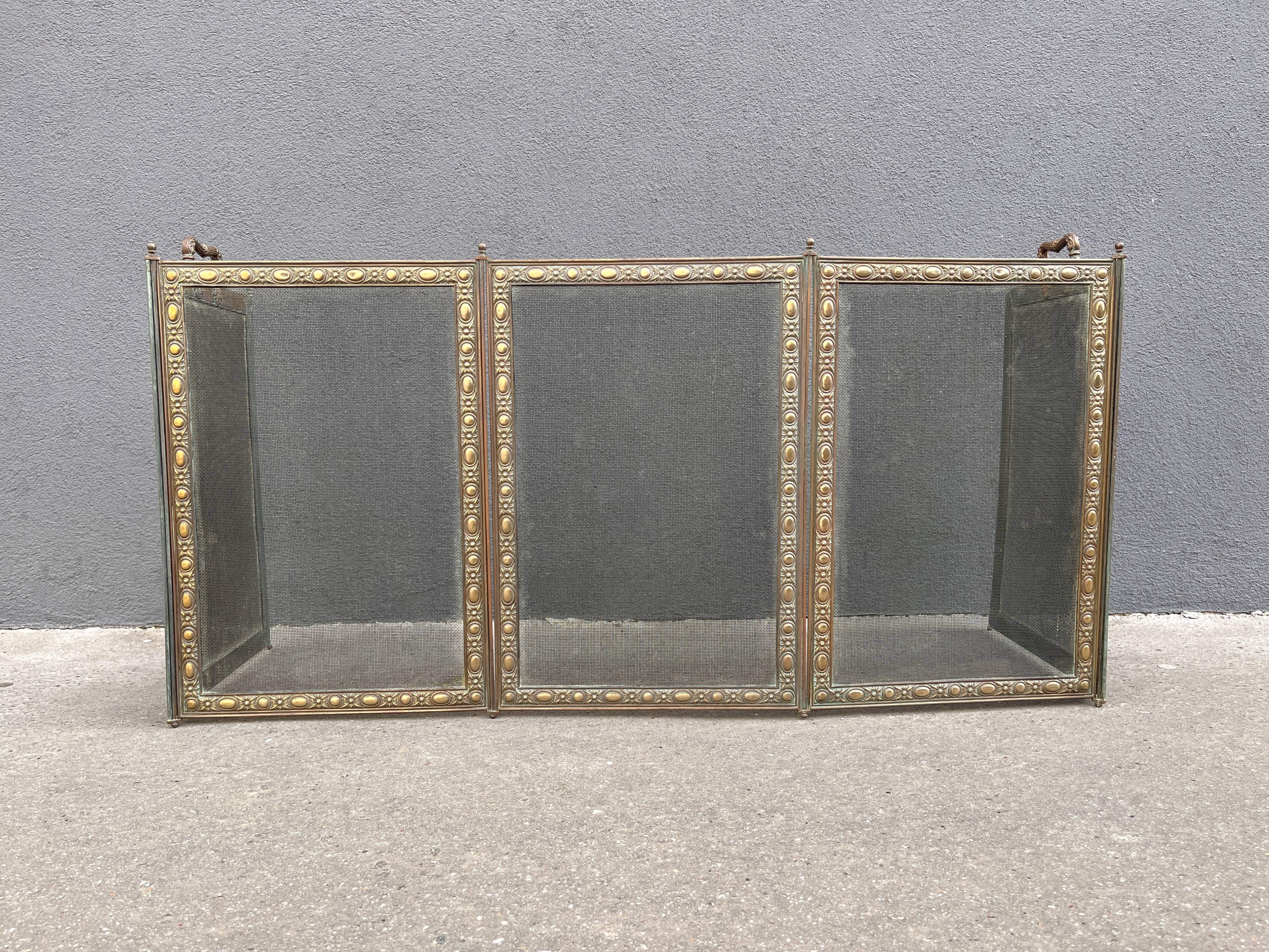 Antique fireplace screen in copper and brass from the 19th century.