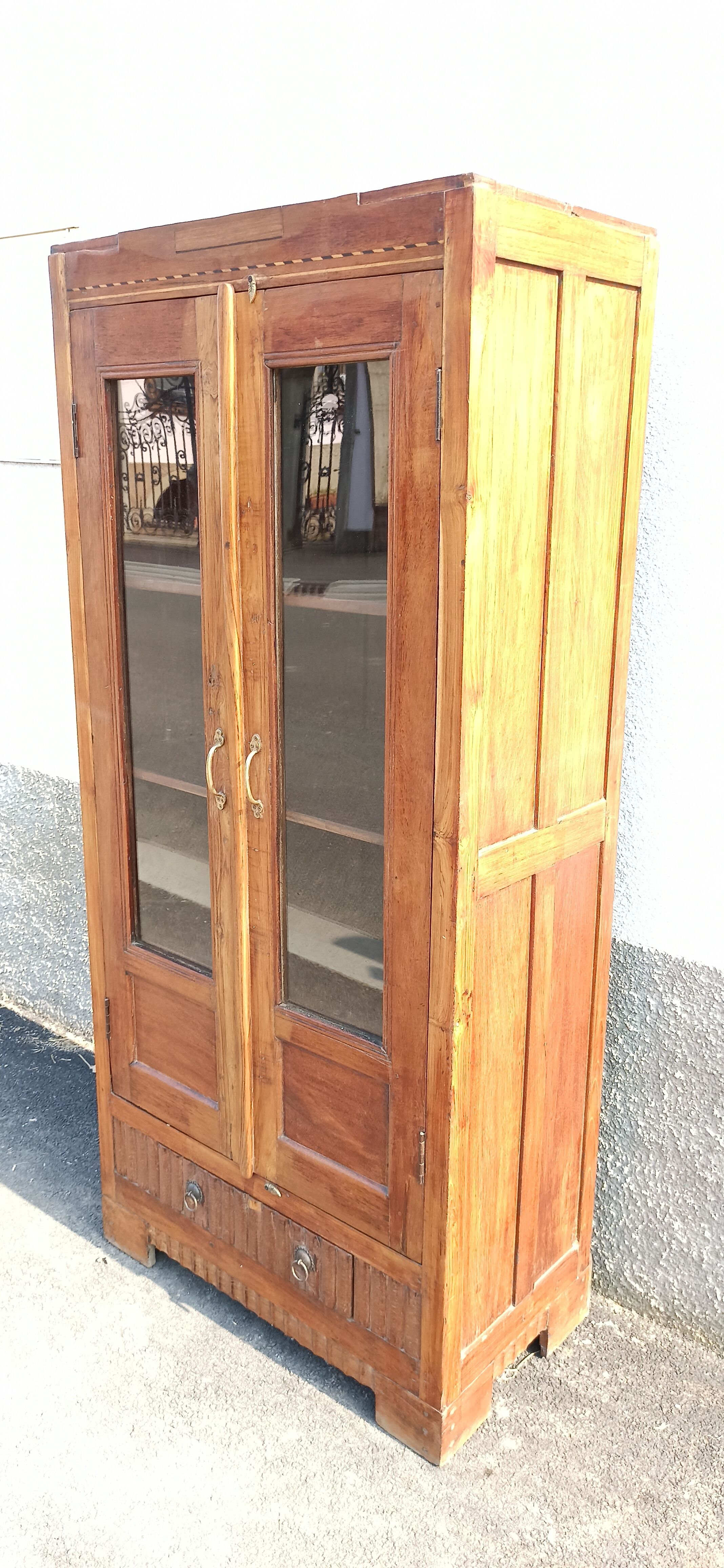 Armoire vitrée en teck deux portes et un tiroir