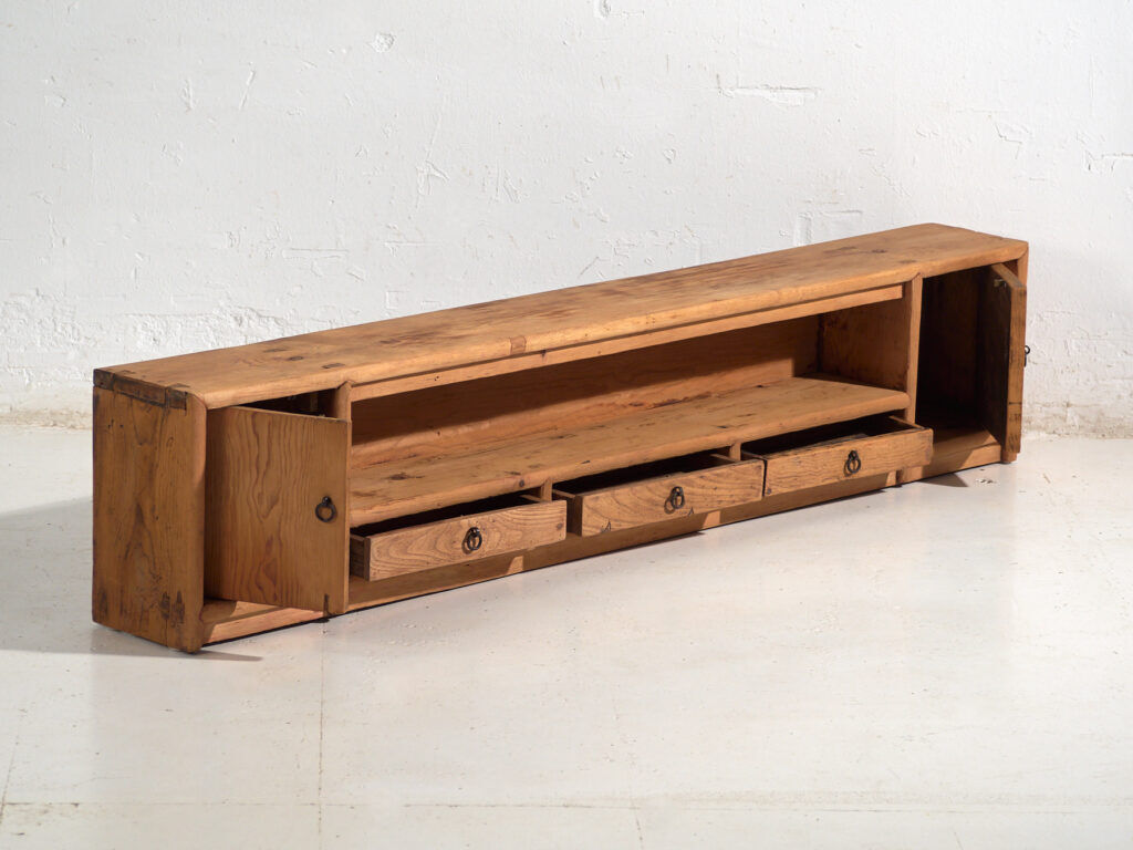 Meuble bas ancien en bois massif – Console basse chinoise du Gansu avec tiroirs – circa 1880–1920