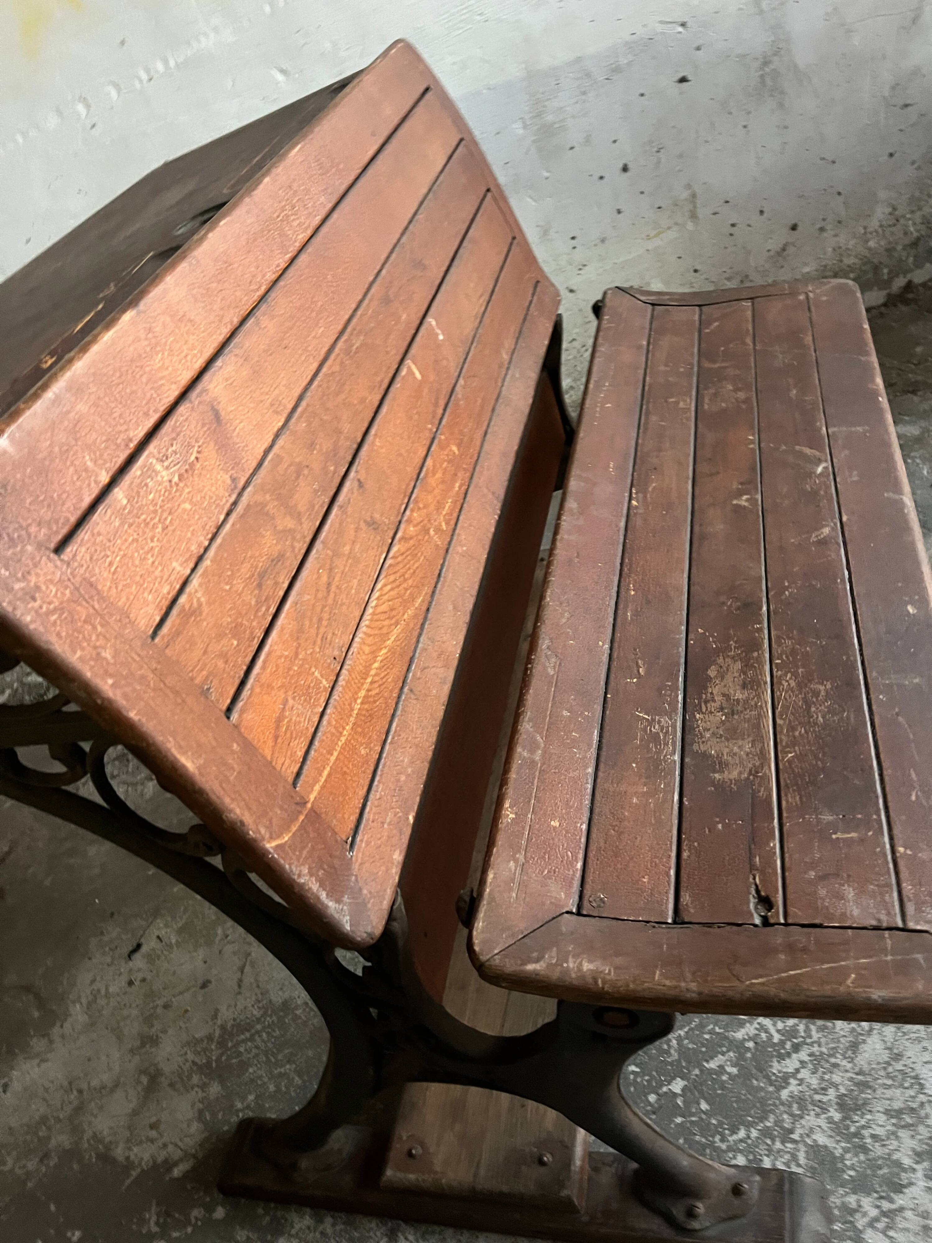 Pupitre d'écolier double du début du XXe siècle en bois brun chaud avec cadre en fonte noire
