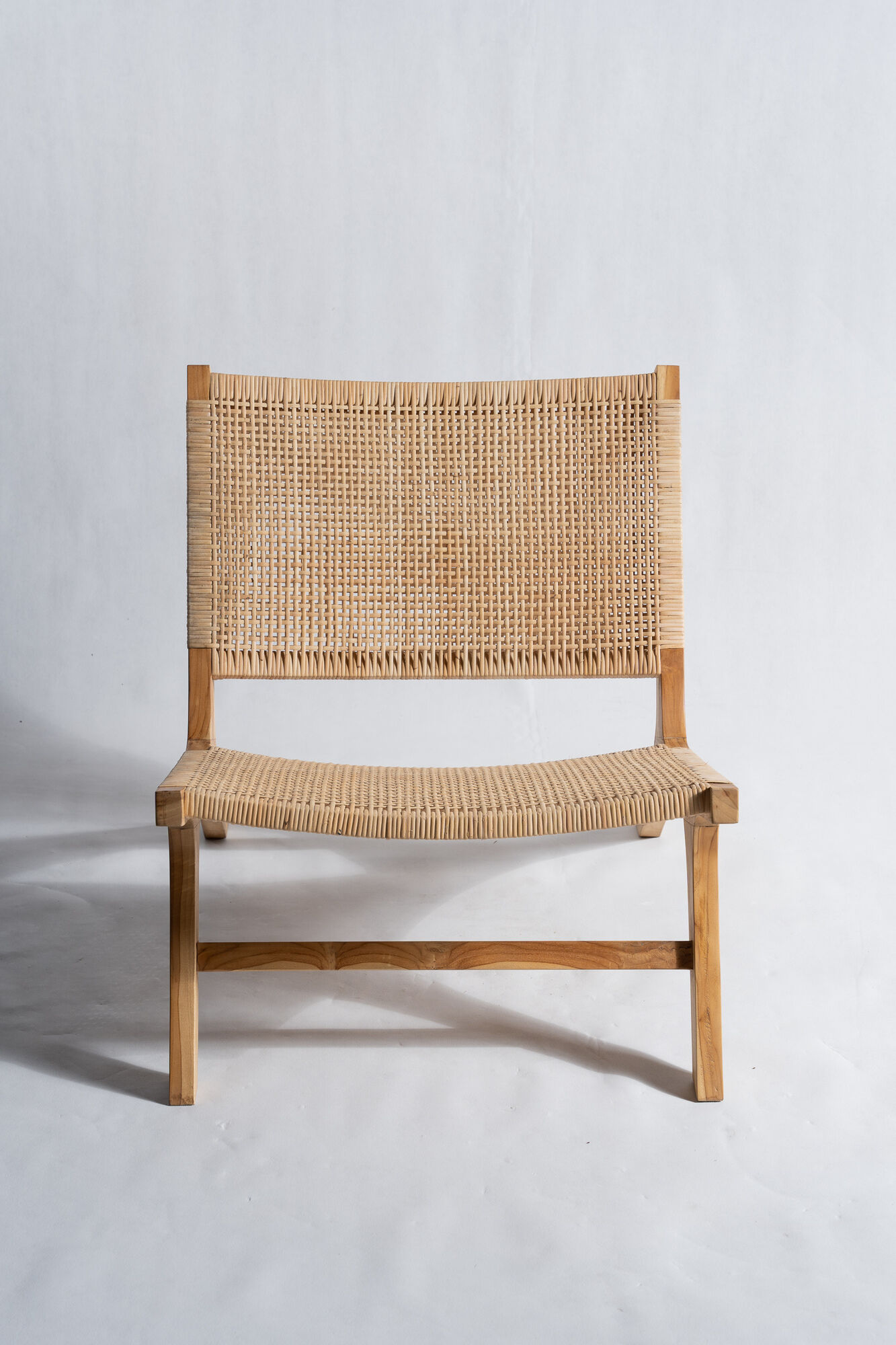 Reclining armchair in natural wood and woven rattan
