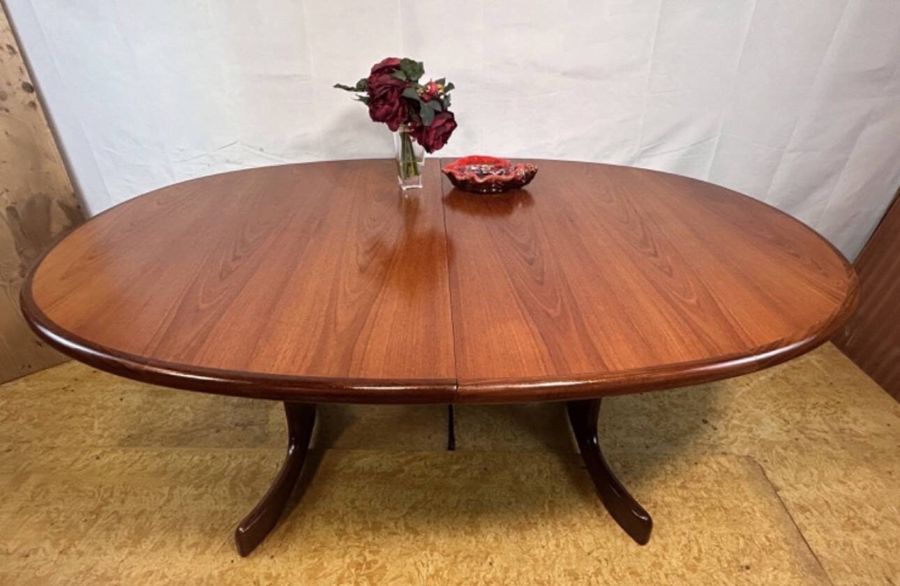 Mid-Century Retro Vintage Teak Extending Oval Dining Table by G-Plan – Vict