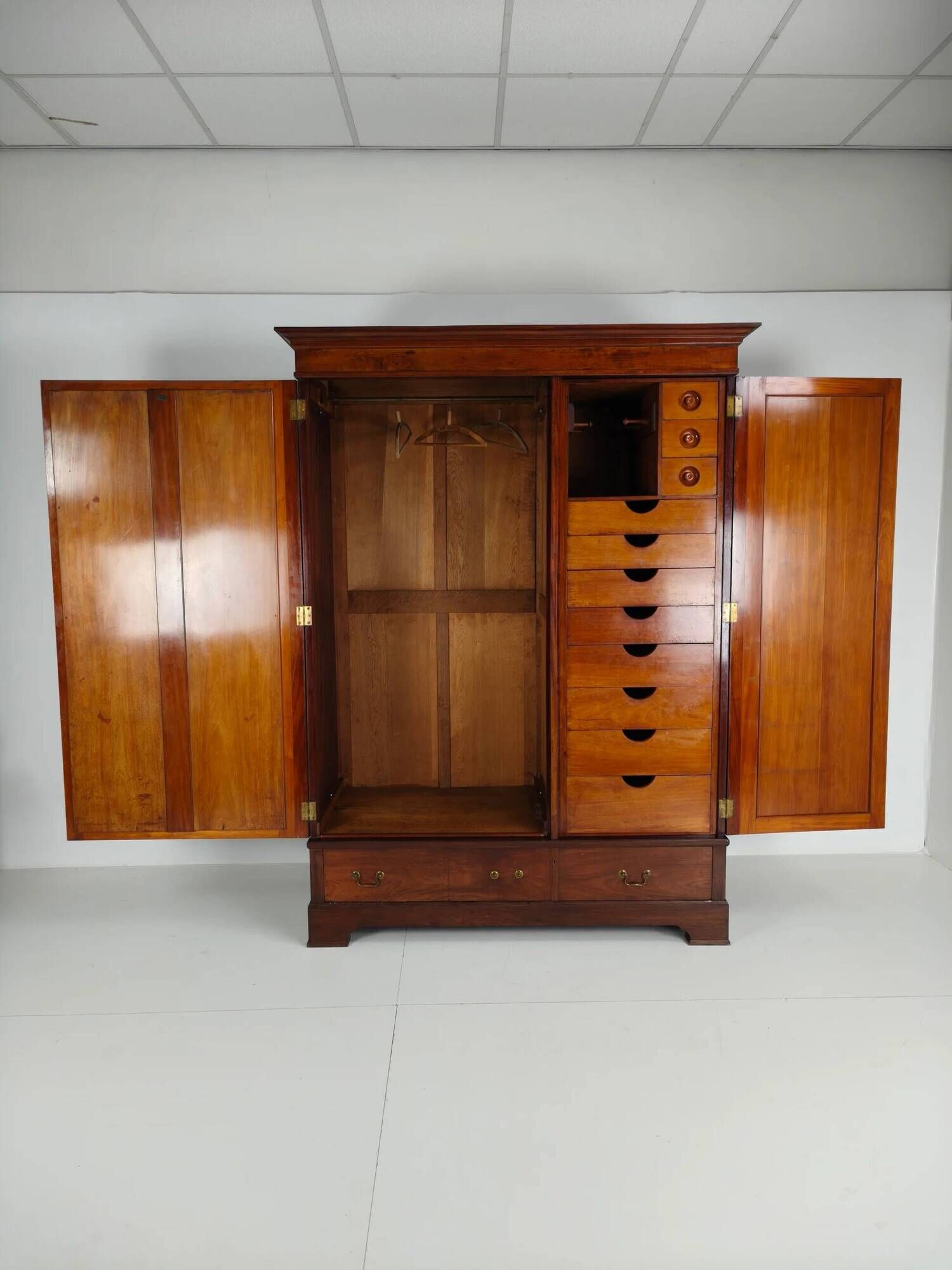 High-quality late 19th-century mahogany wardrobe by H. Pander & Zonen