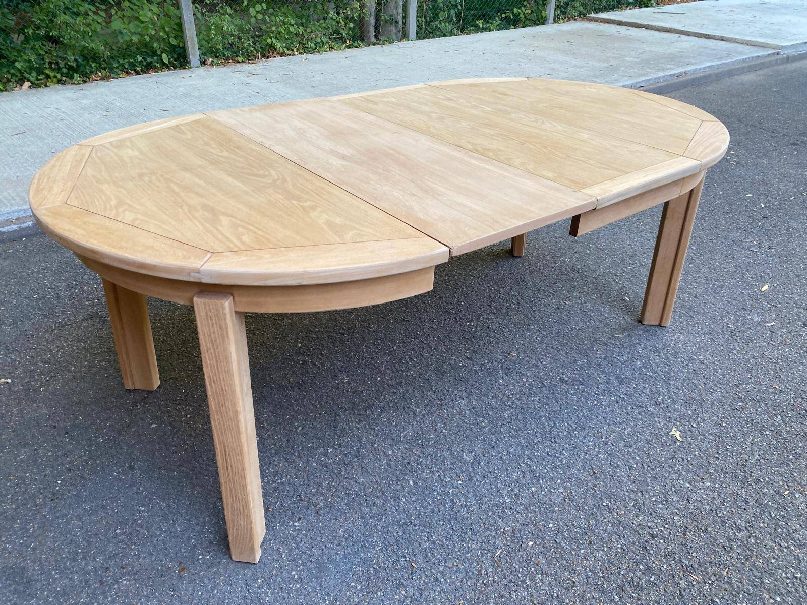 Table à manger scandinave ronde extensible décapée en chêne brut 1970
