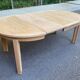 Table à manger scandinave ronde extensible décapée en chêne brut 1970