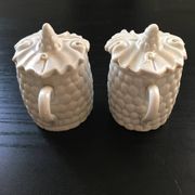 Paire de pots en barbotine