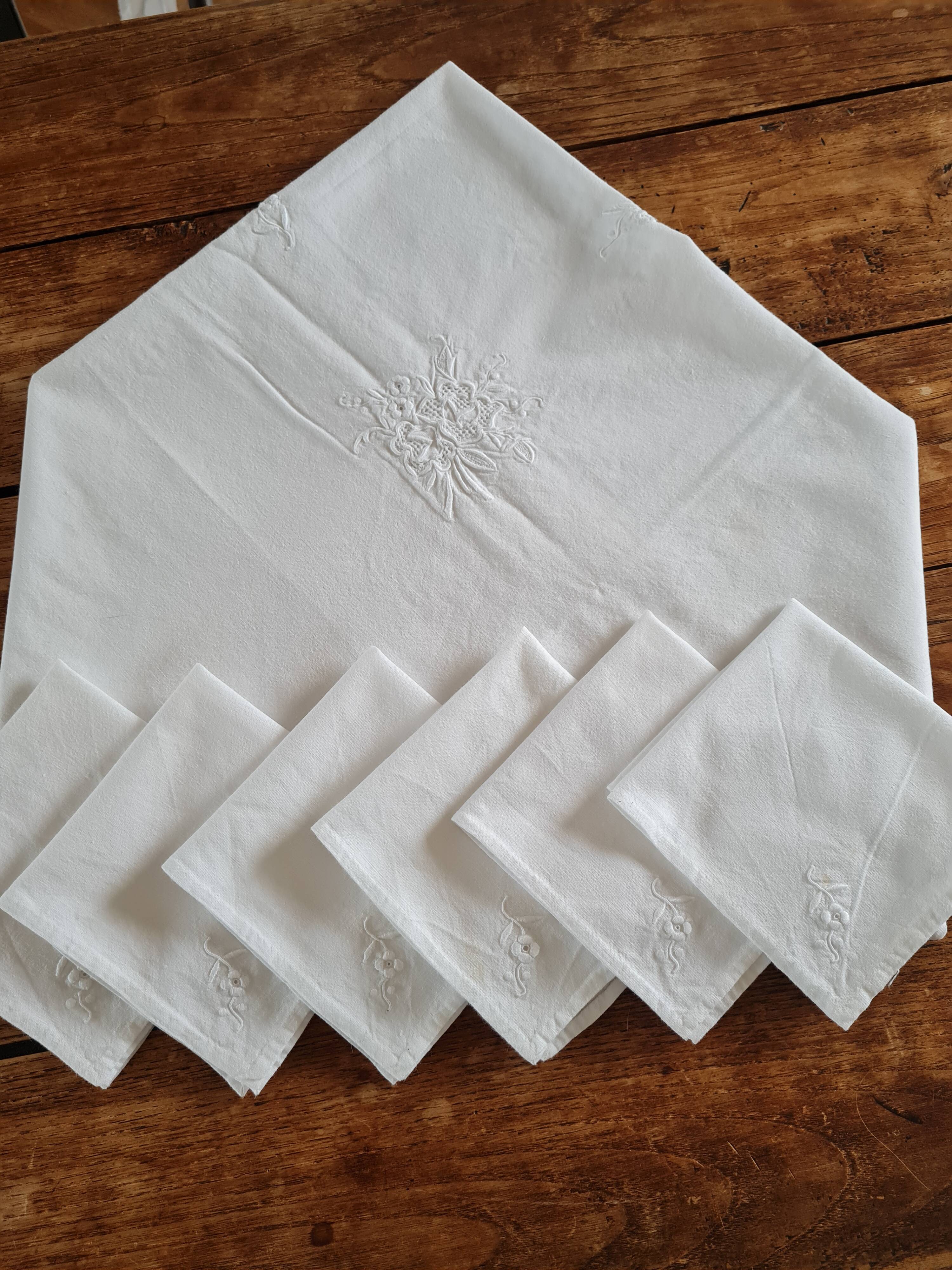 White embroidered tablecloth and 6 matching napkins
