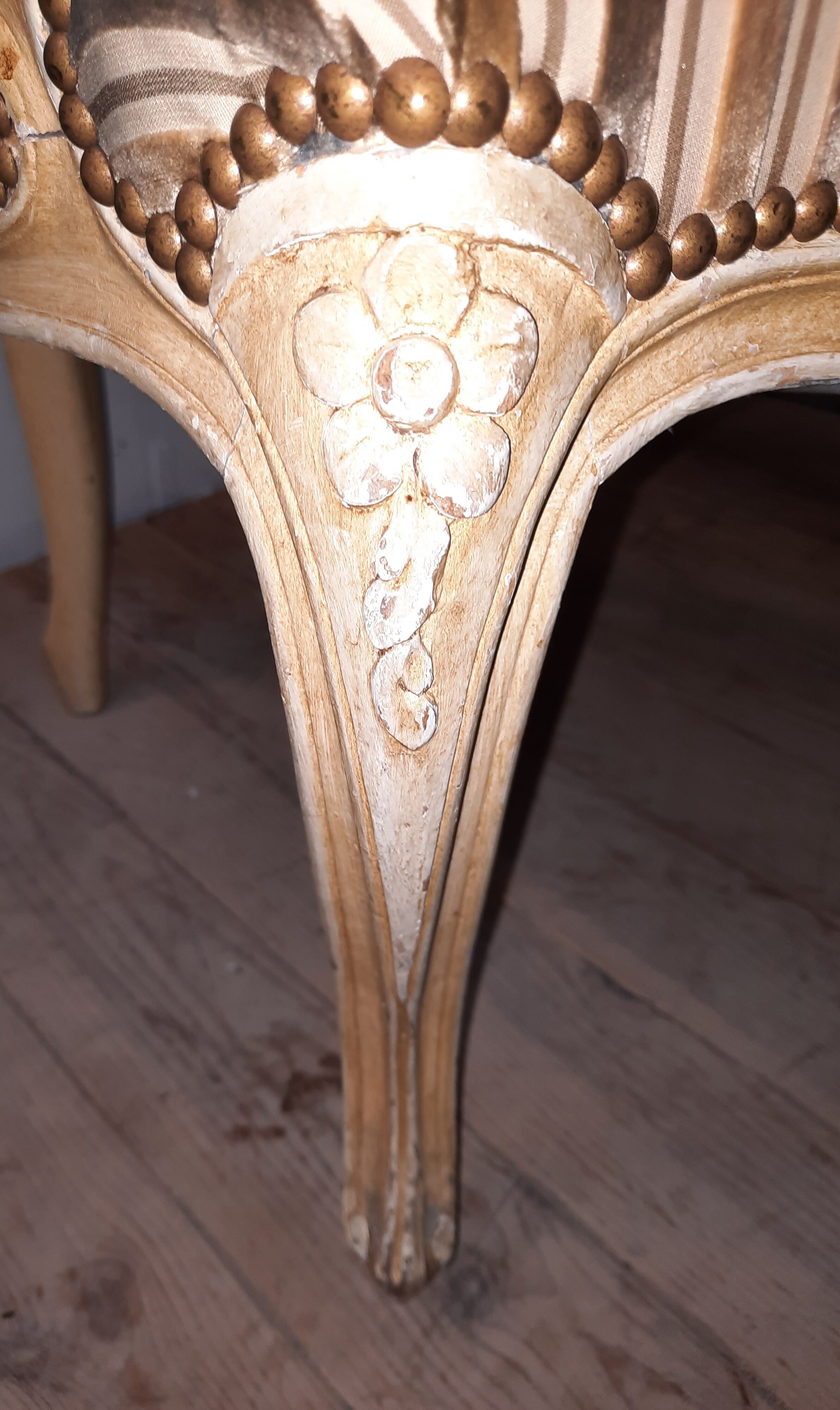 Fauteuil laqué blanc de style Louis XV