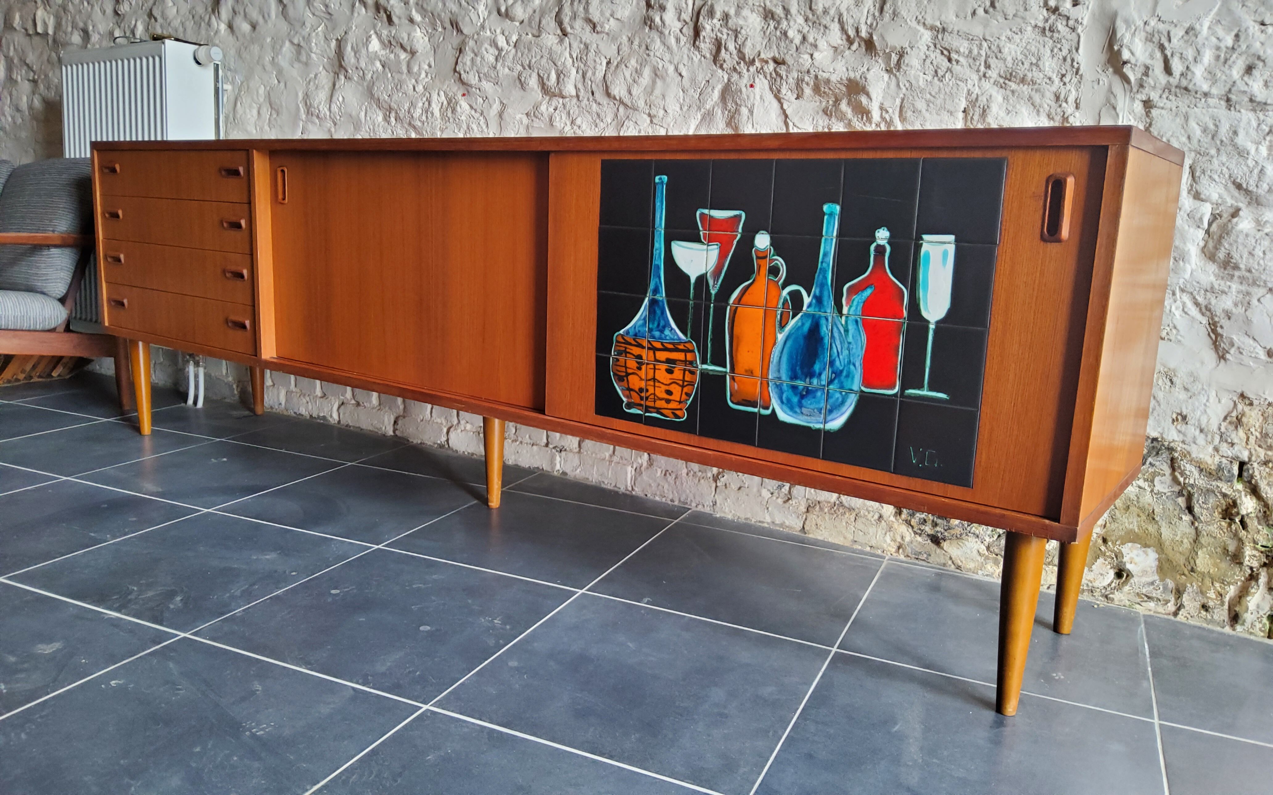 Vintage row with sliding doors and ceramic decoration