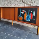 Vintage row with sliding doors and ceramic decoration