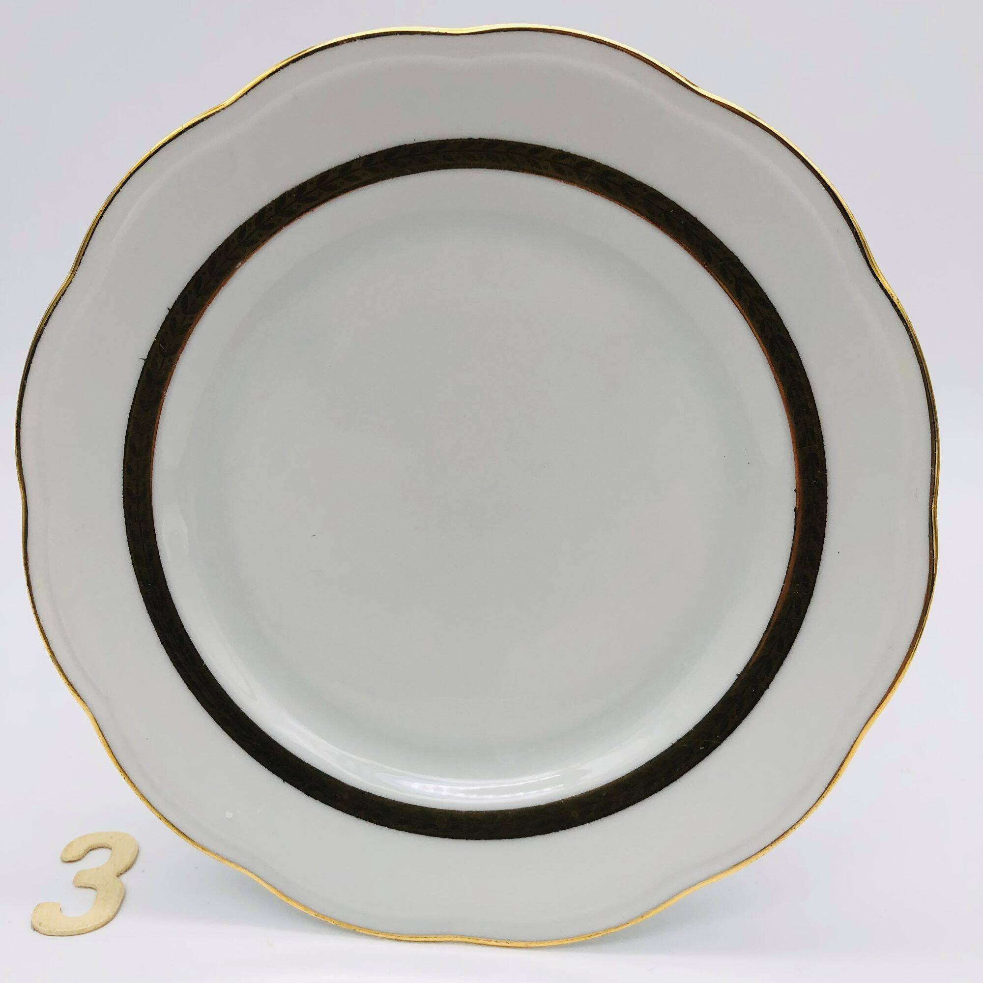 6 dessert plates. In S.F.P. Limoges porcelain.