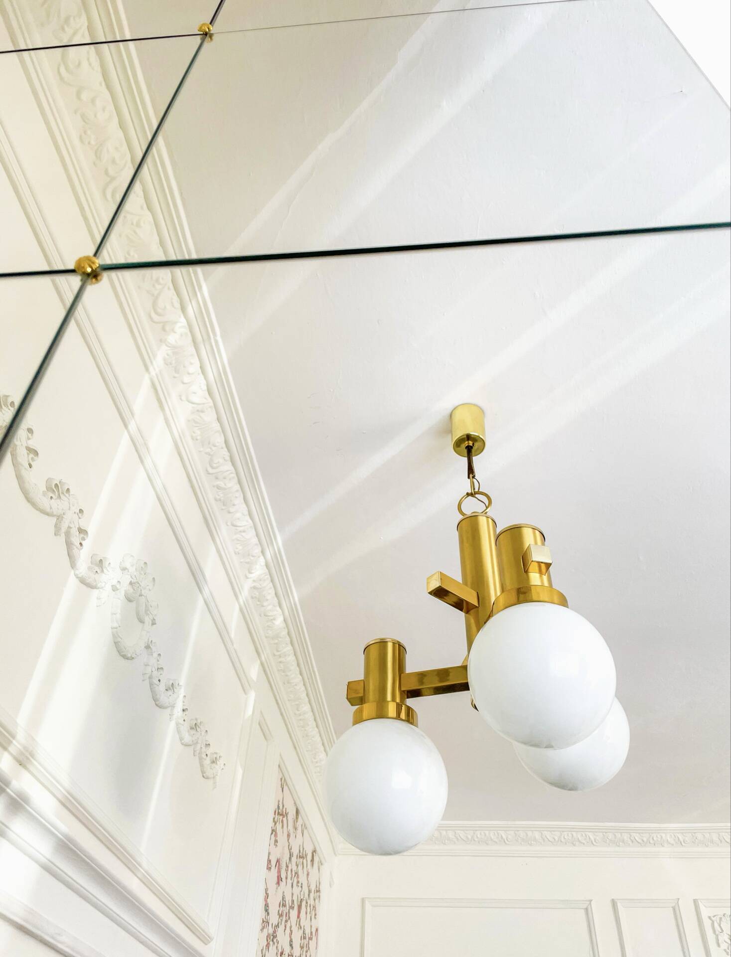 Gaetano Sciolari vintage chandelier in brass and opaline, 1970s
