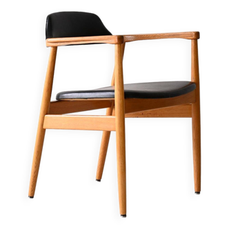 Fauteuil scandinave recouvert de similicuir