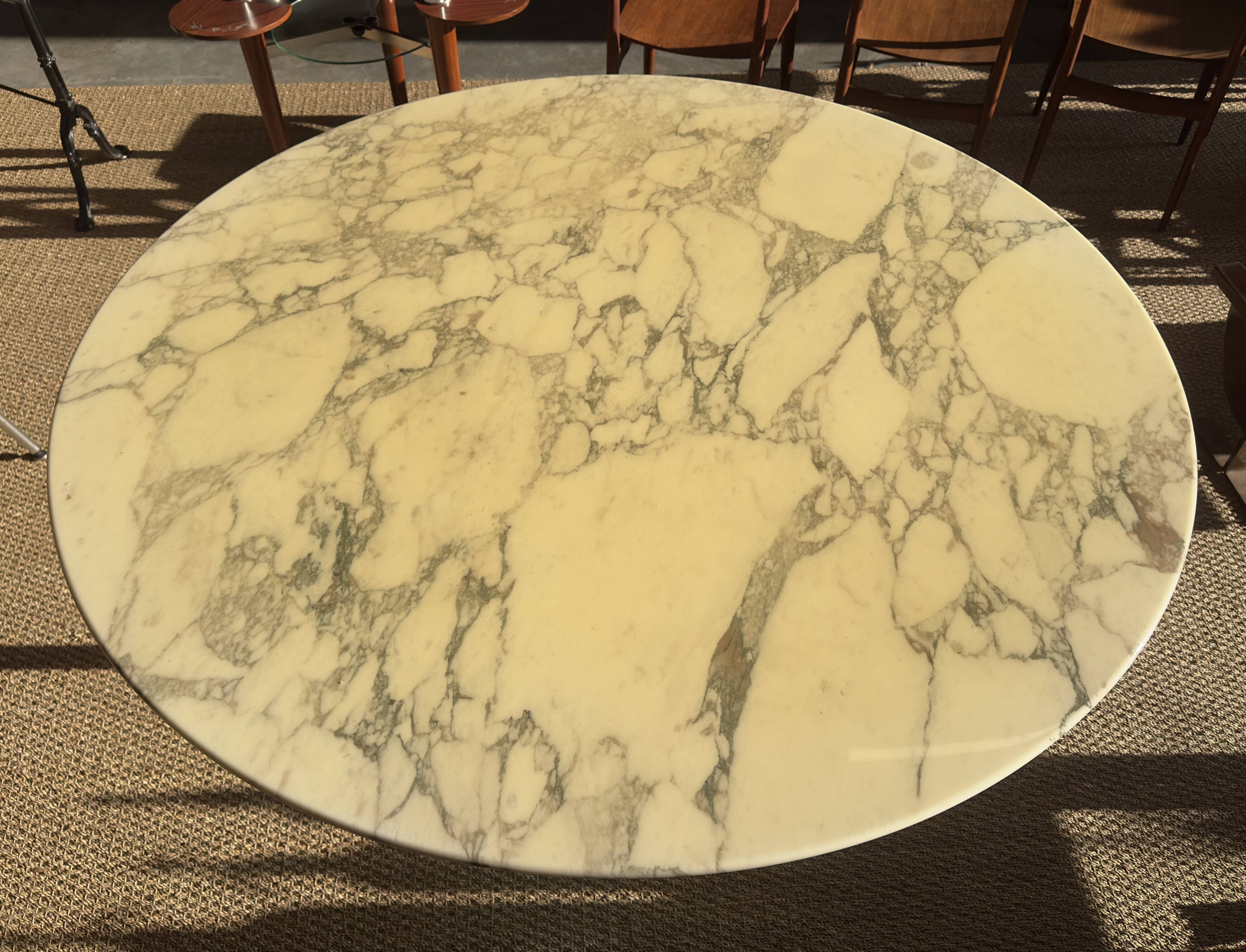 Knoll round tulip dining table – marble top