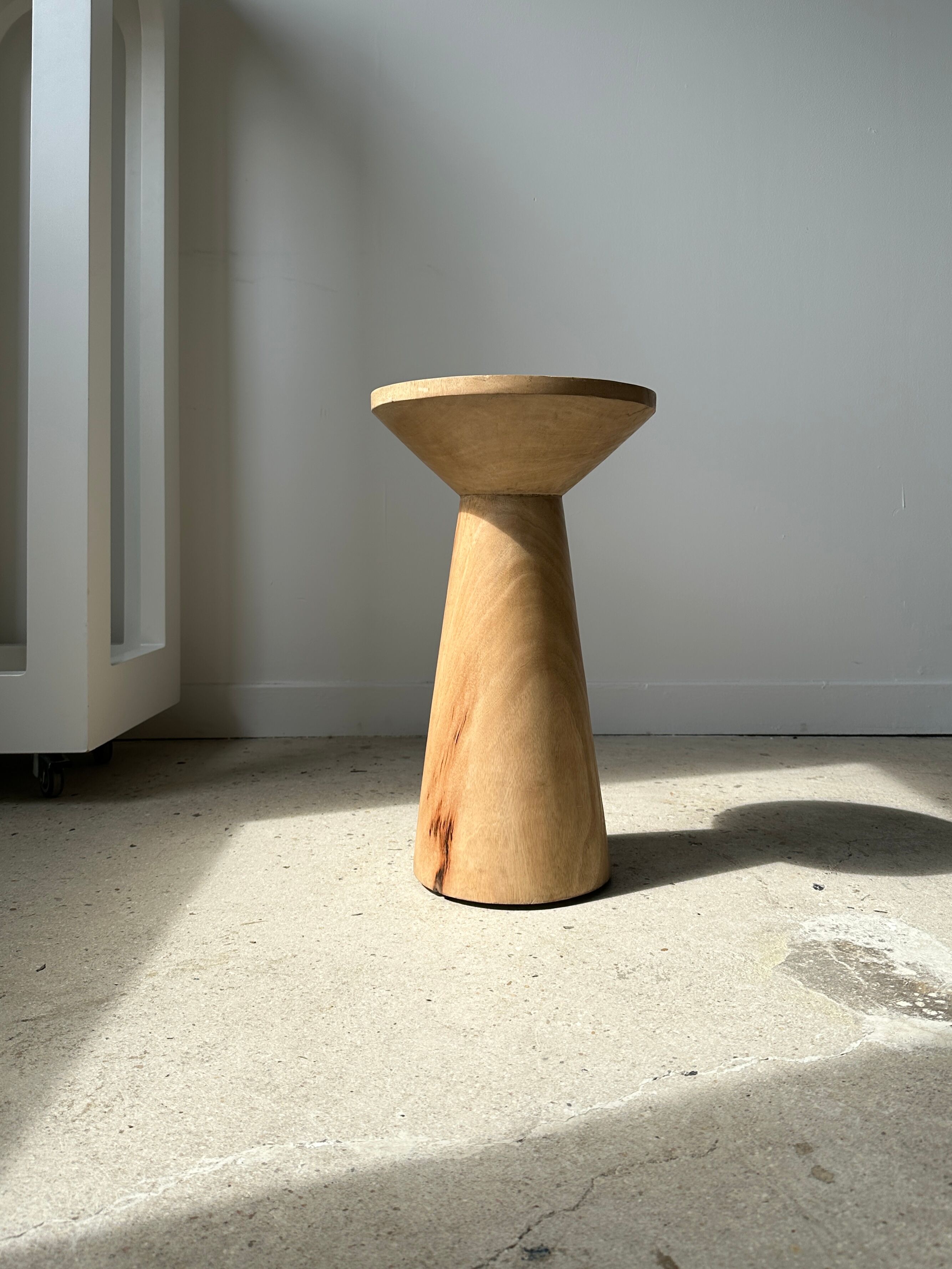 Side table, end of sofa in natural mango monoxyl conical tray H:50cm