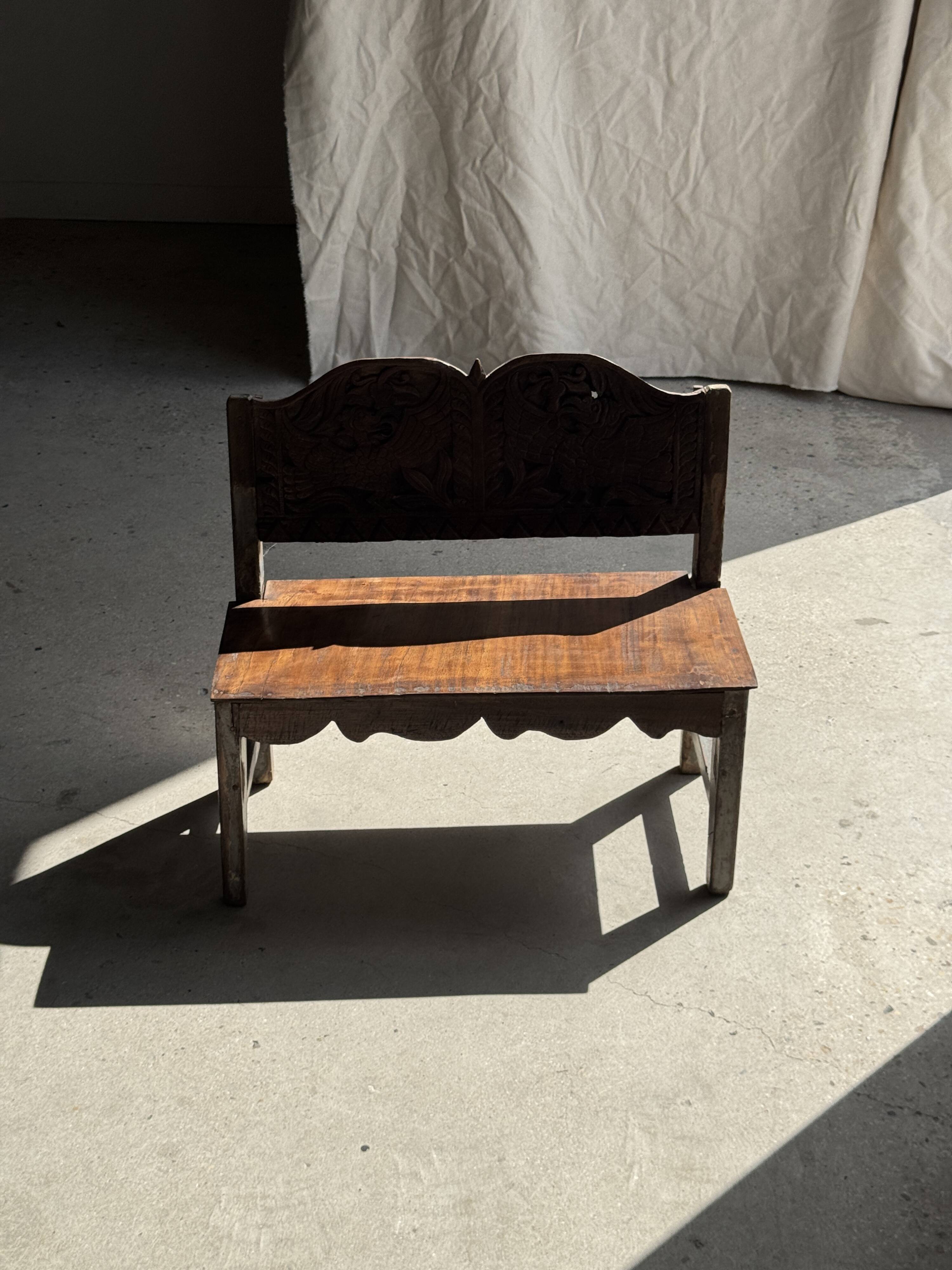 Mini banc à dossier sculpté à motif d'oiseaux stylisés H58 L61