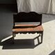 Mini banc à dossier sculpté à motif d'oiseaux stylisés H58 L61