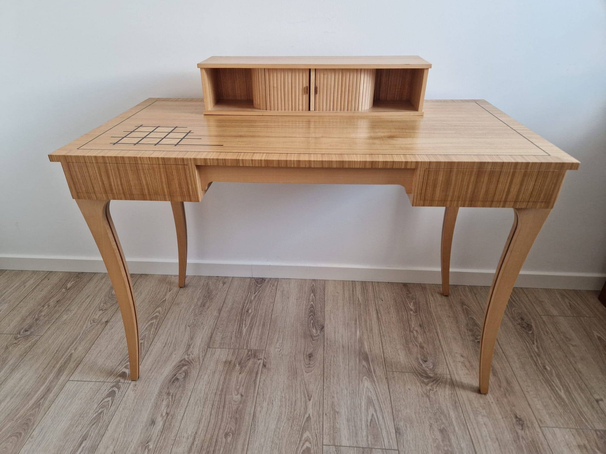 Bureau comtemporain avec son gradin