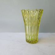 Grand vase tchèque en verre pressé teinté jaune à formes géométriques