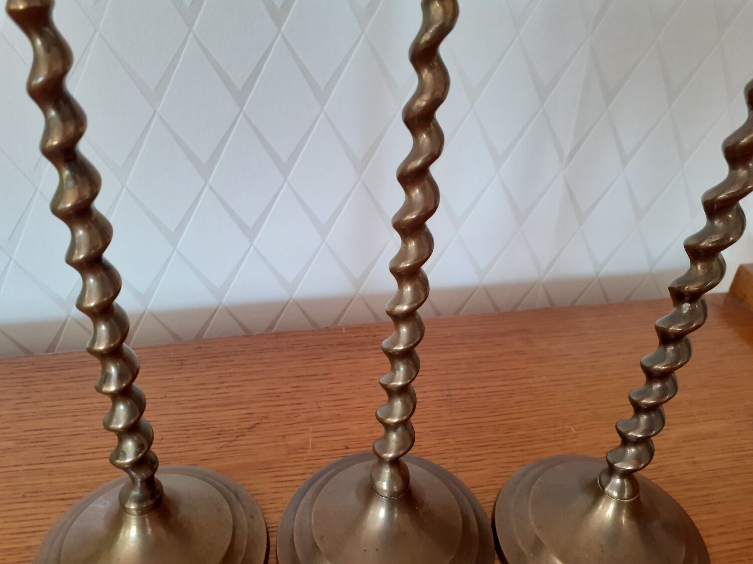 Lot de trois bougeoirs en laiton