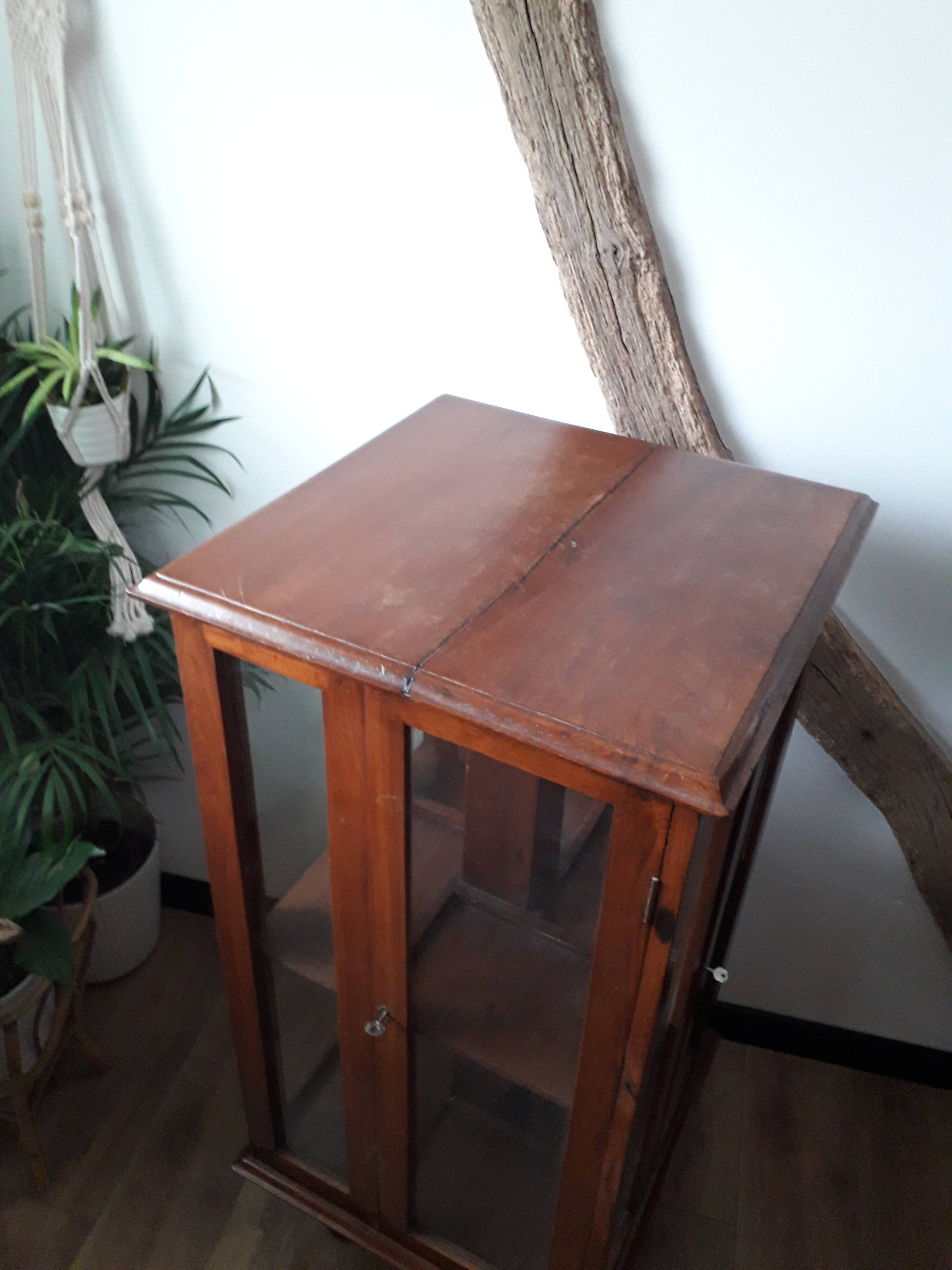 Retro rotary display case