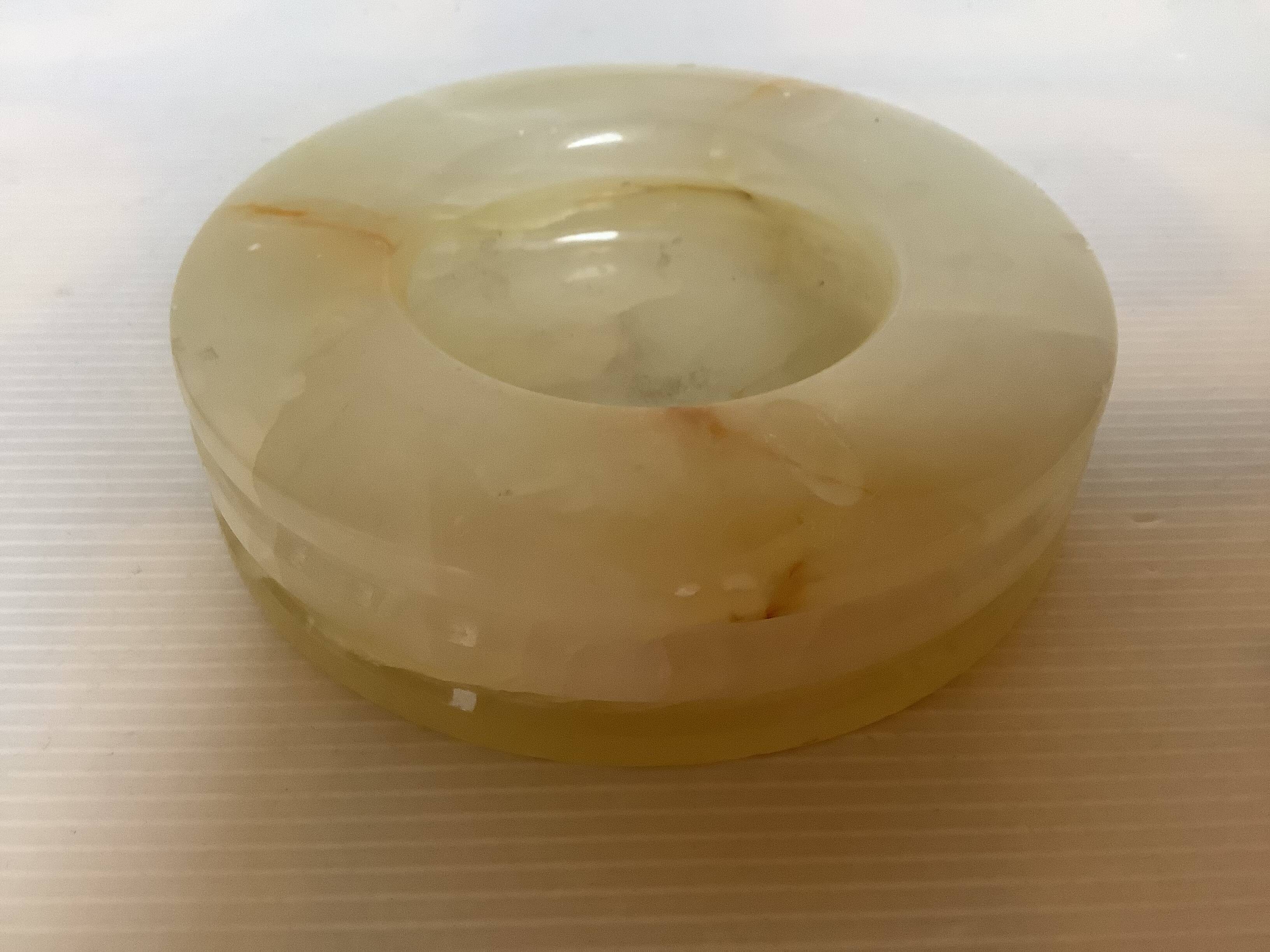 Cendrier rond en albâtre