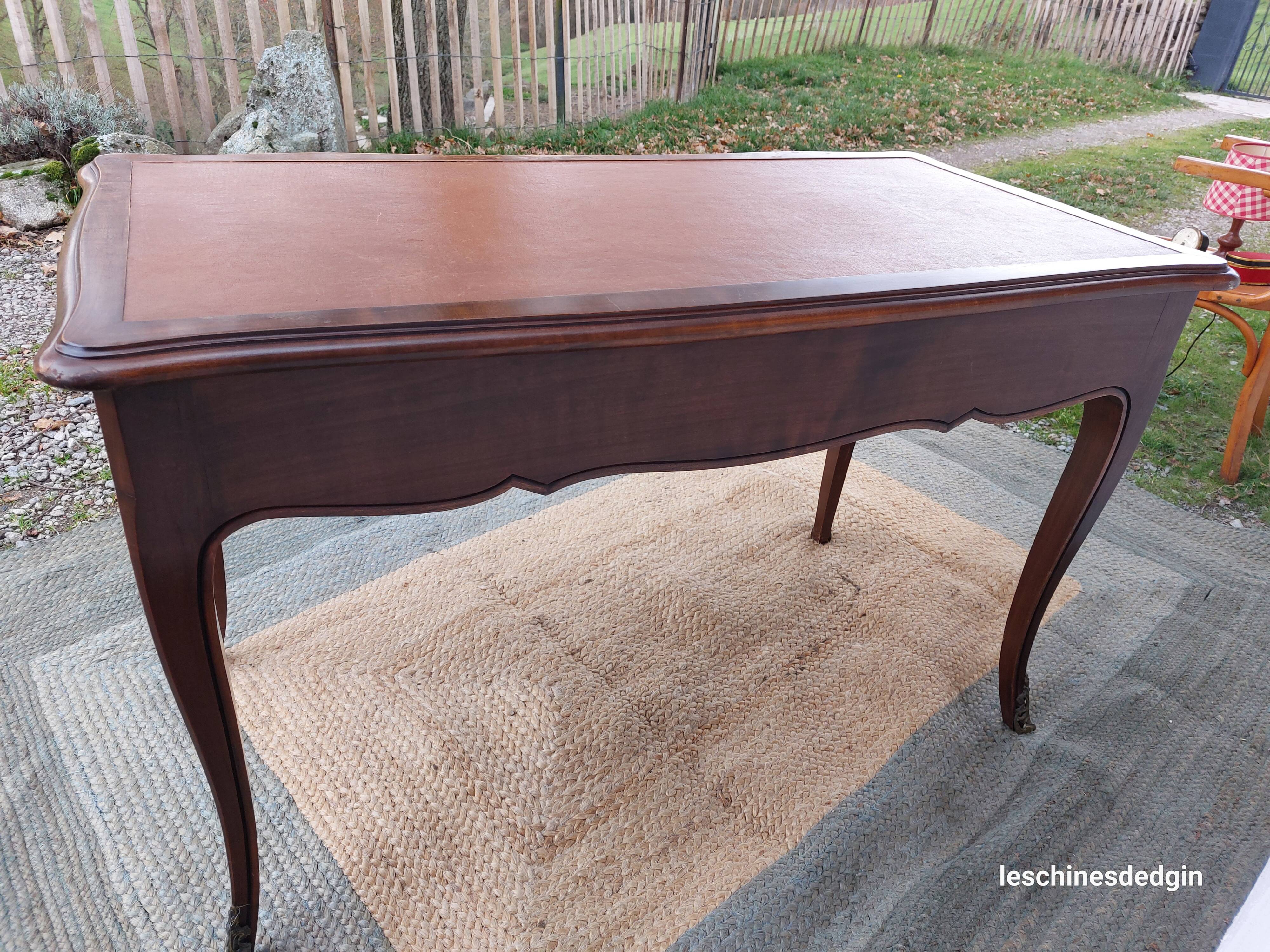 Louis XV style desk in wood, with a brown leather top.