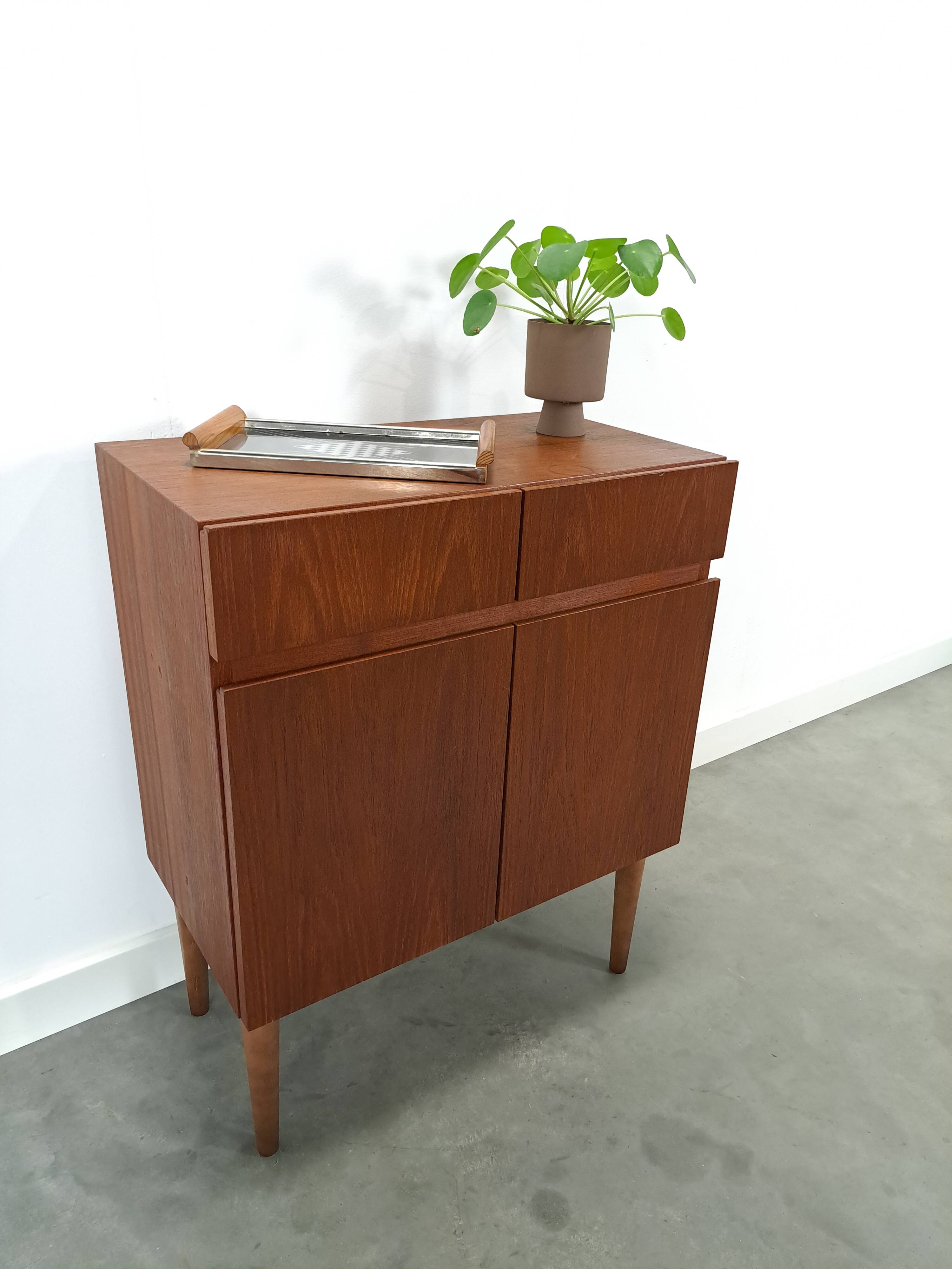 Teck plus fin kastje met lades, nr. 1