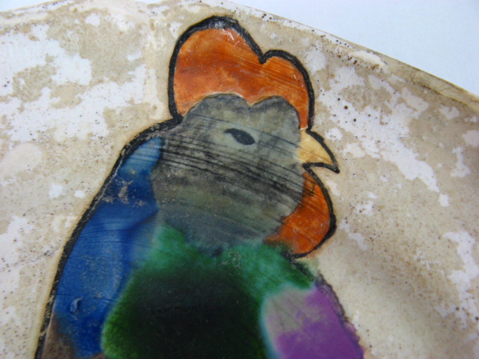 Ceramic plate with rooster decoration