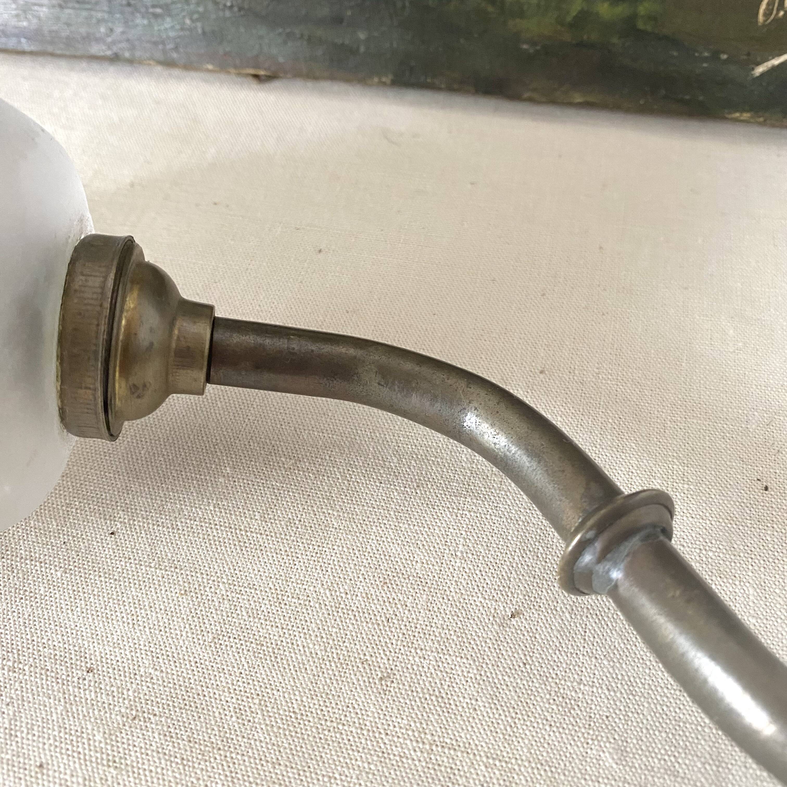 Applique ancienne col de cygne, tulipe de verre gravée