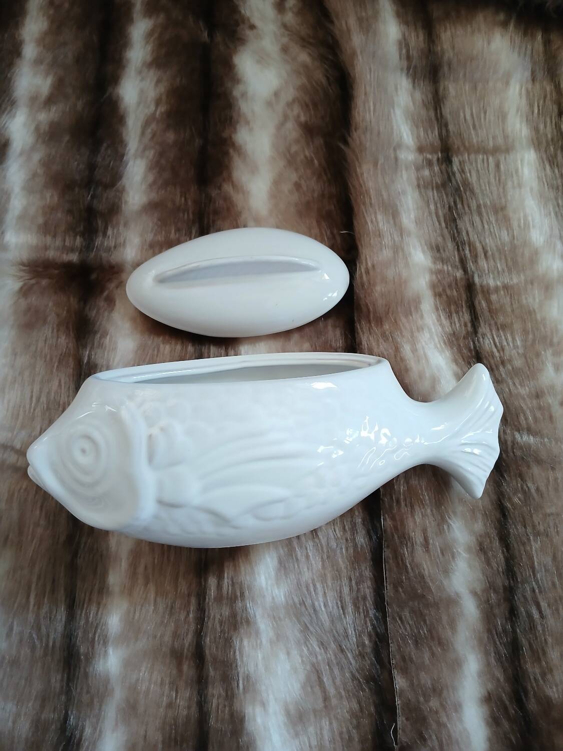 12 flat plates in earthenware/fish