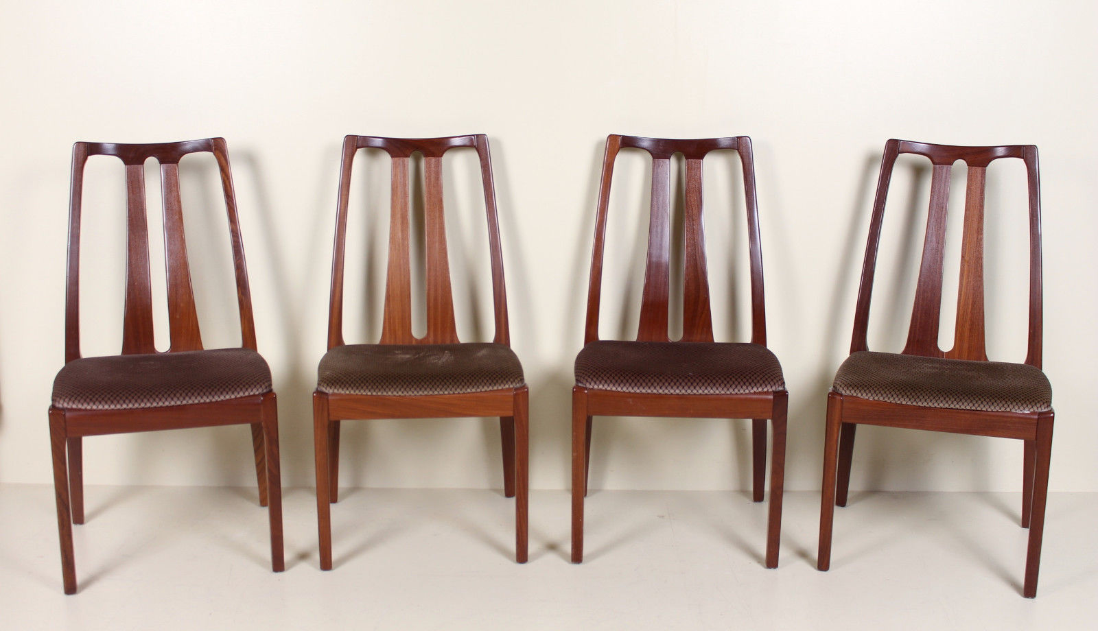 Table of dining room chairs in teak and retro vintage 1970s Nathan