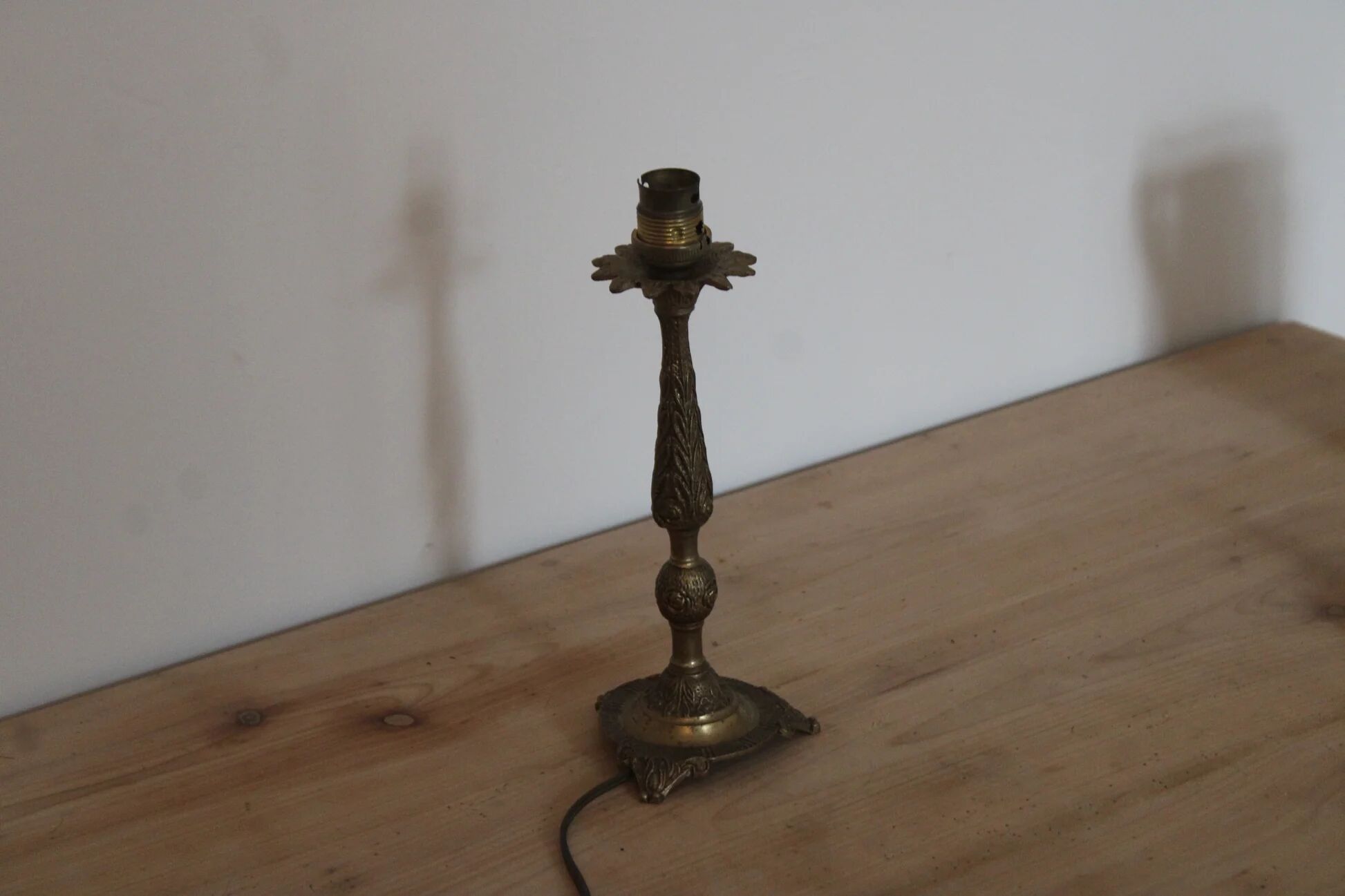 Vintage lamp base in patinated gold metal – foliage decor – 25 cm