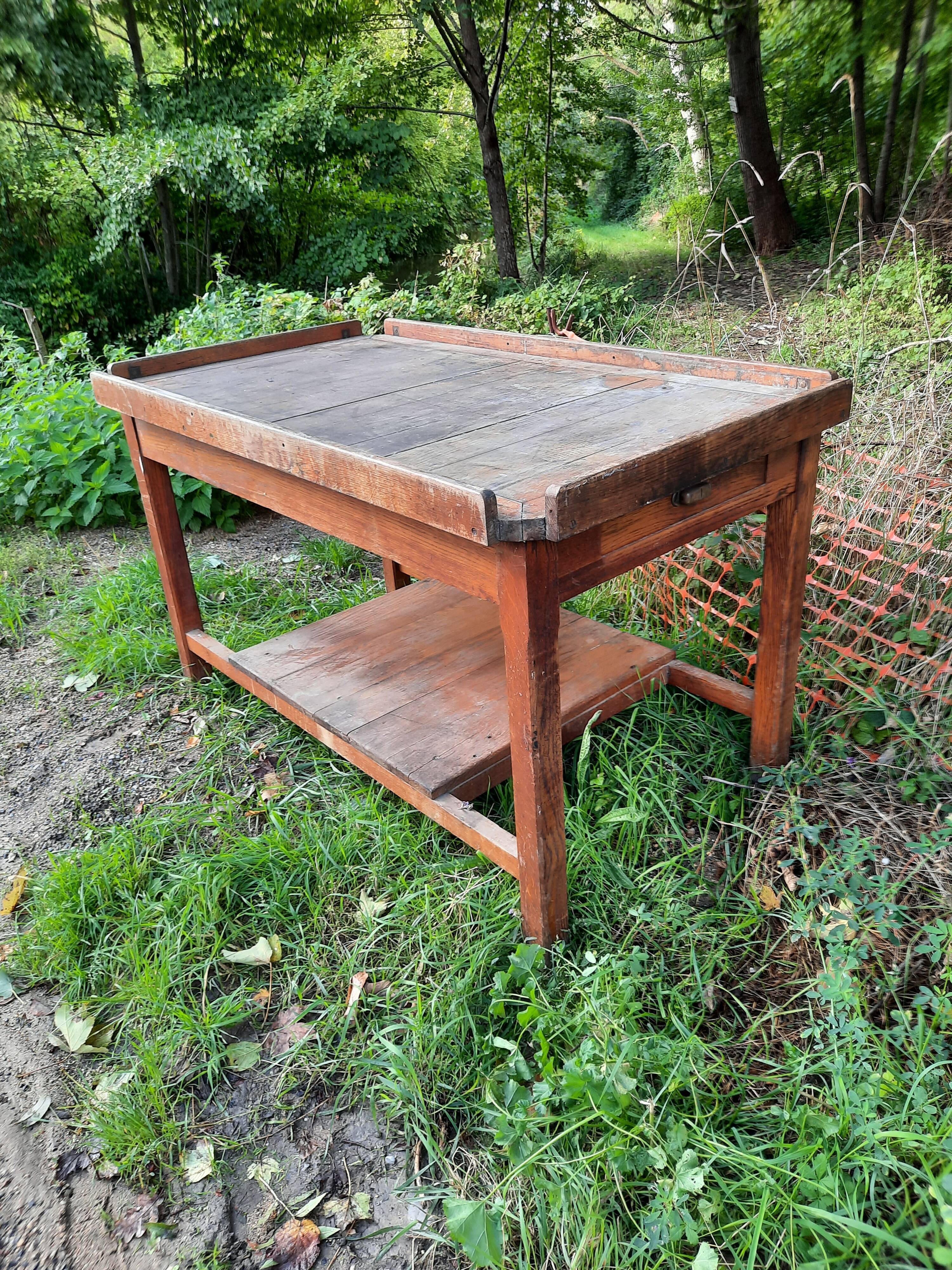 Trade table in chene