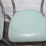 2 anciennes chaises d'école en métal et bois