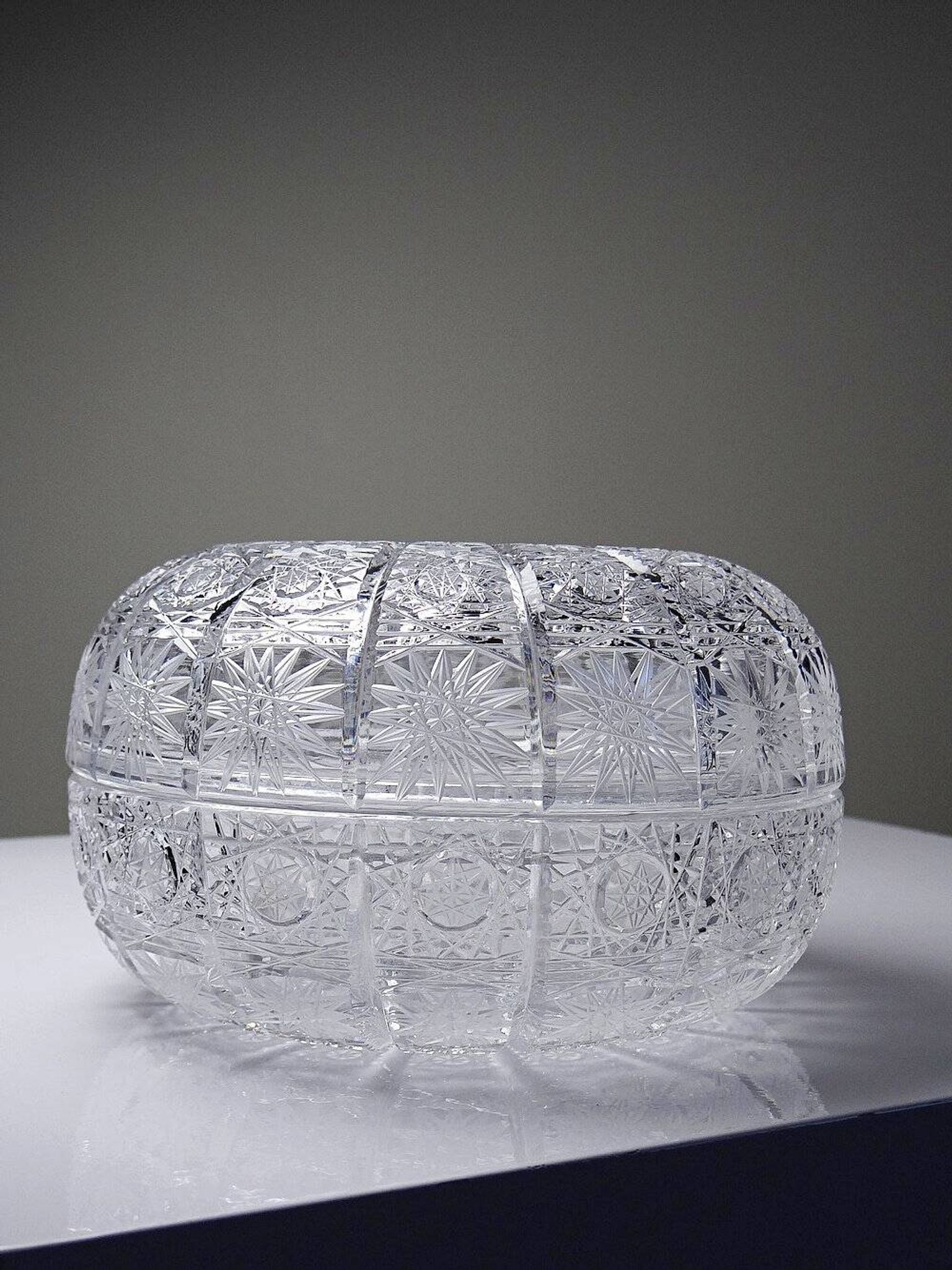 Grosse boîte en cristal de Bohème ciselé "Dentelle de la Reine" vintage