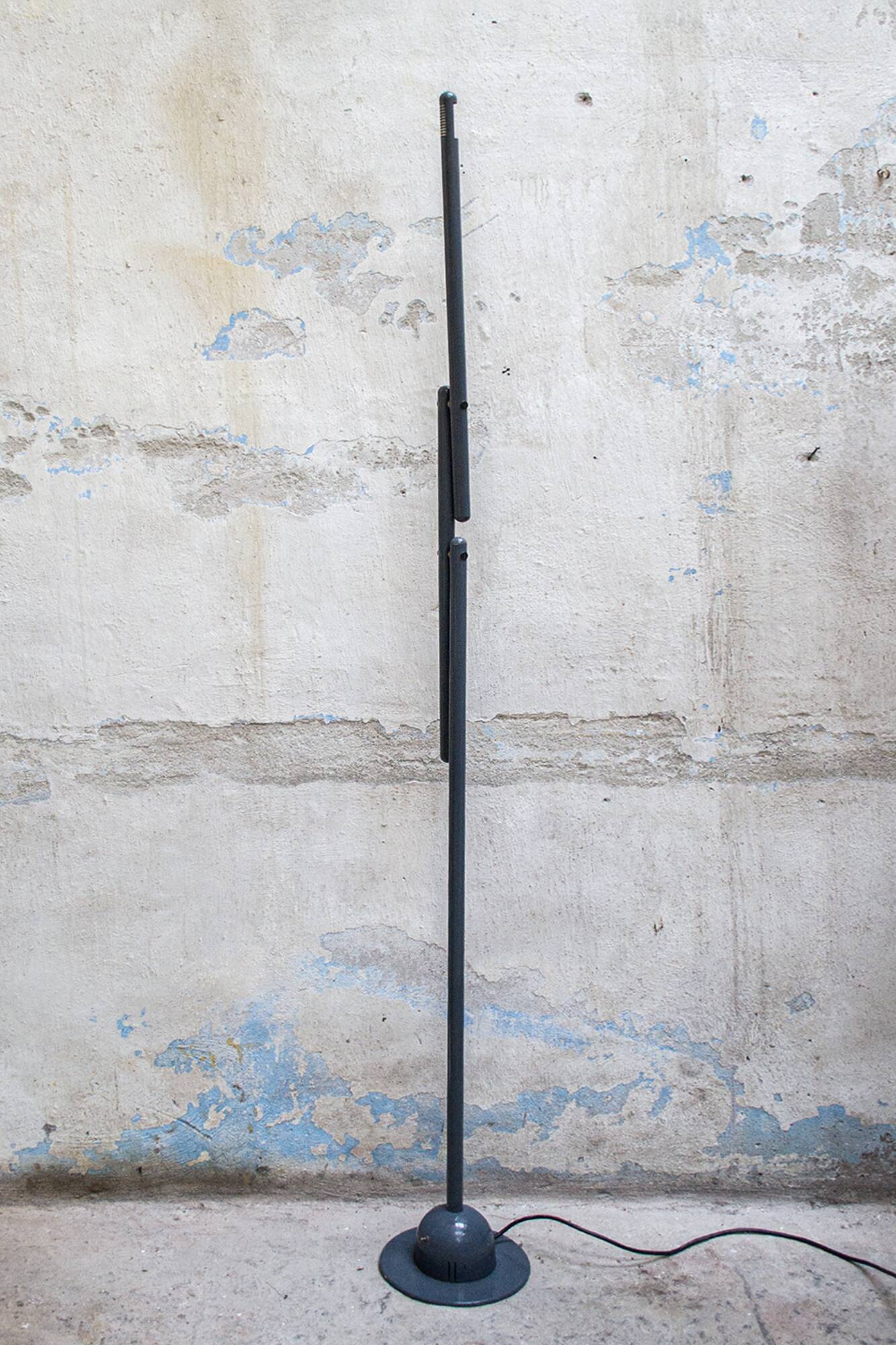 Lampe de terre postmoderne "Mira" de Mario Arnaboldi pour Programmaluce 1983