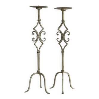 Paire de grands chandeliers en métal blanc vintage