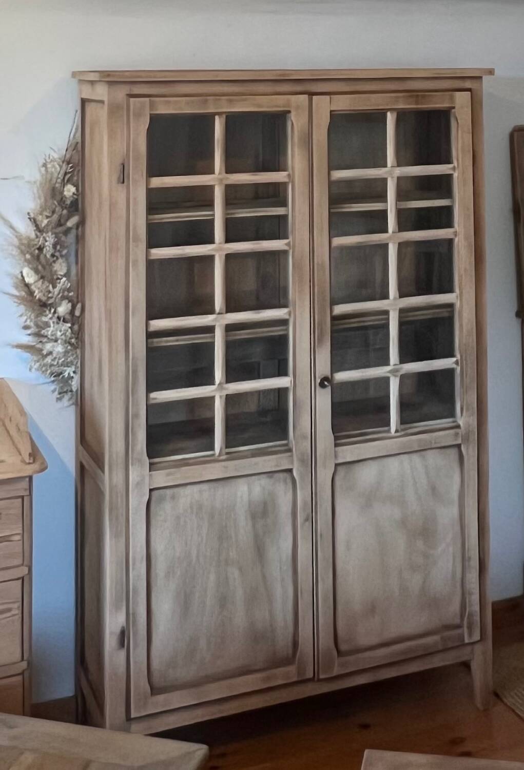 Armoire, bibliothèque, vaisselier parisien vitré ancien en bois brut