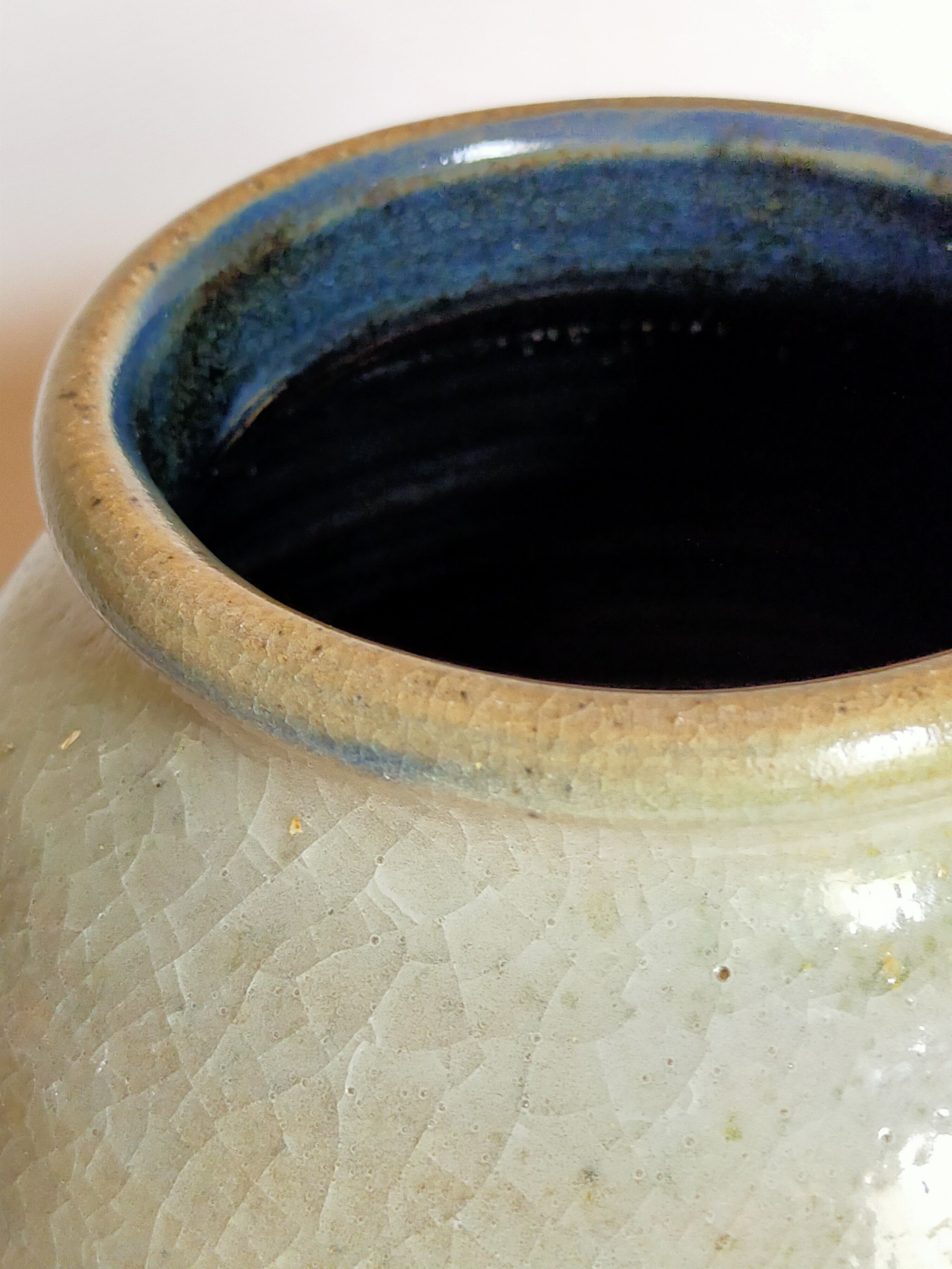 Ball vase in enamel sandstone cracked inside Indigo