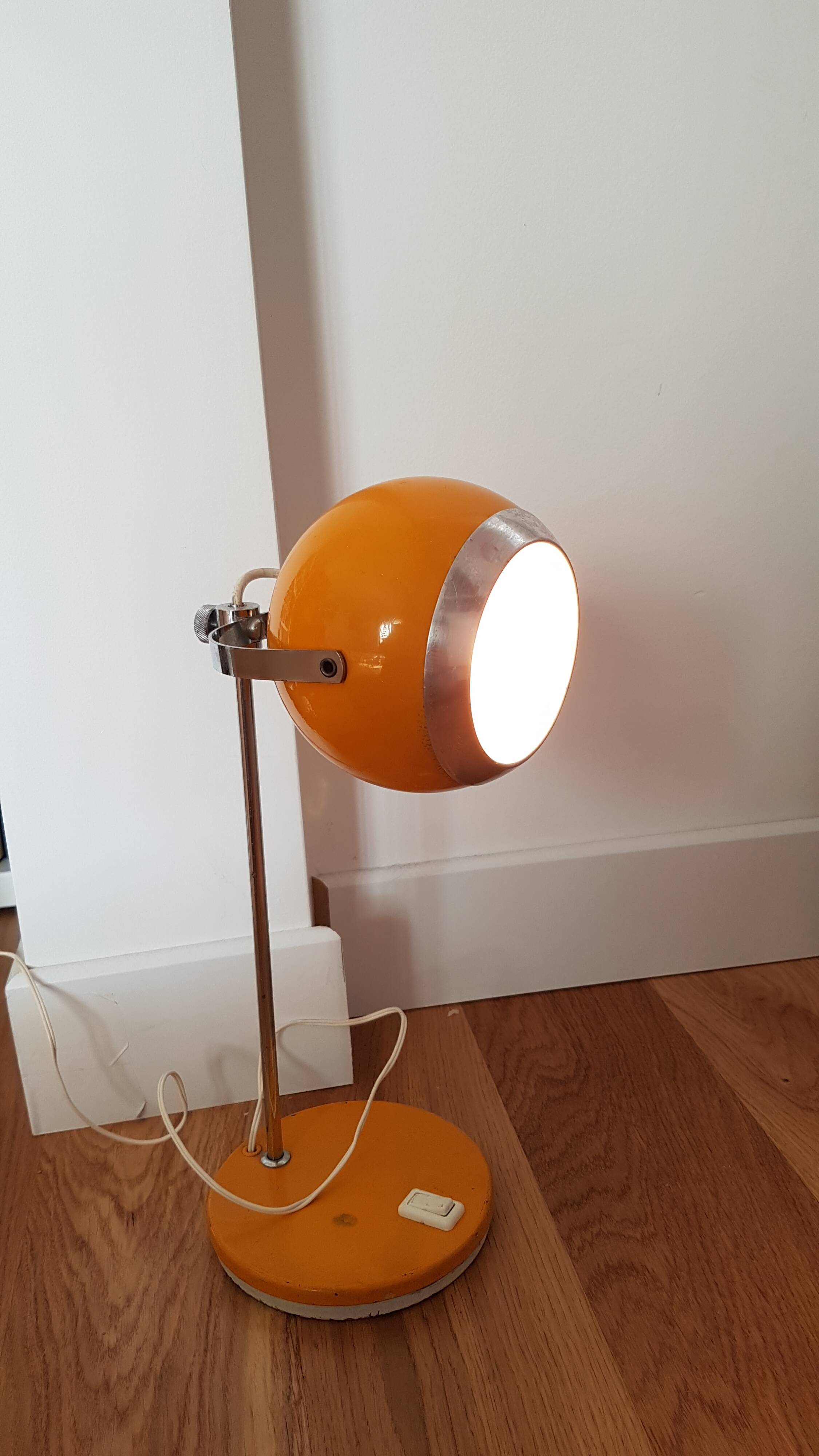 Yellow eyeball lamp