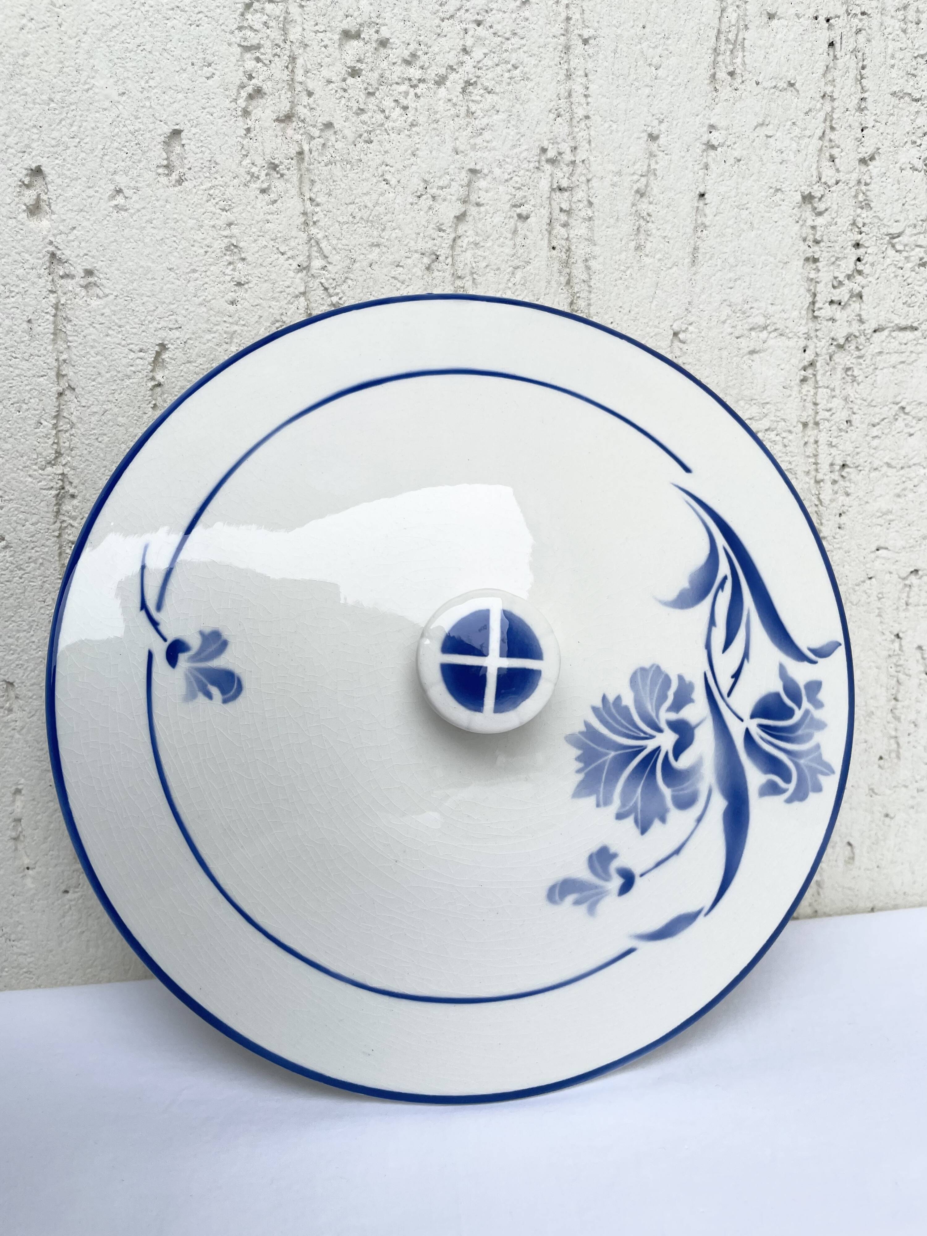 Antique GIEN soup tureen model "Alberic" from the 1940s.
