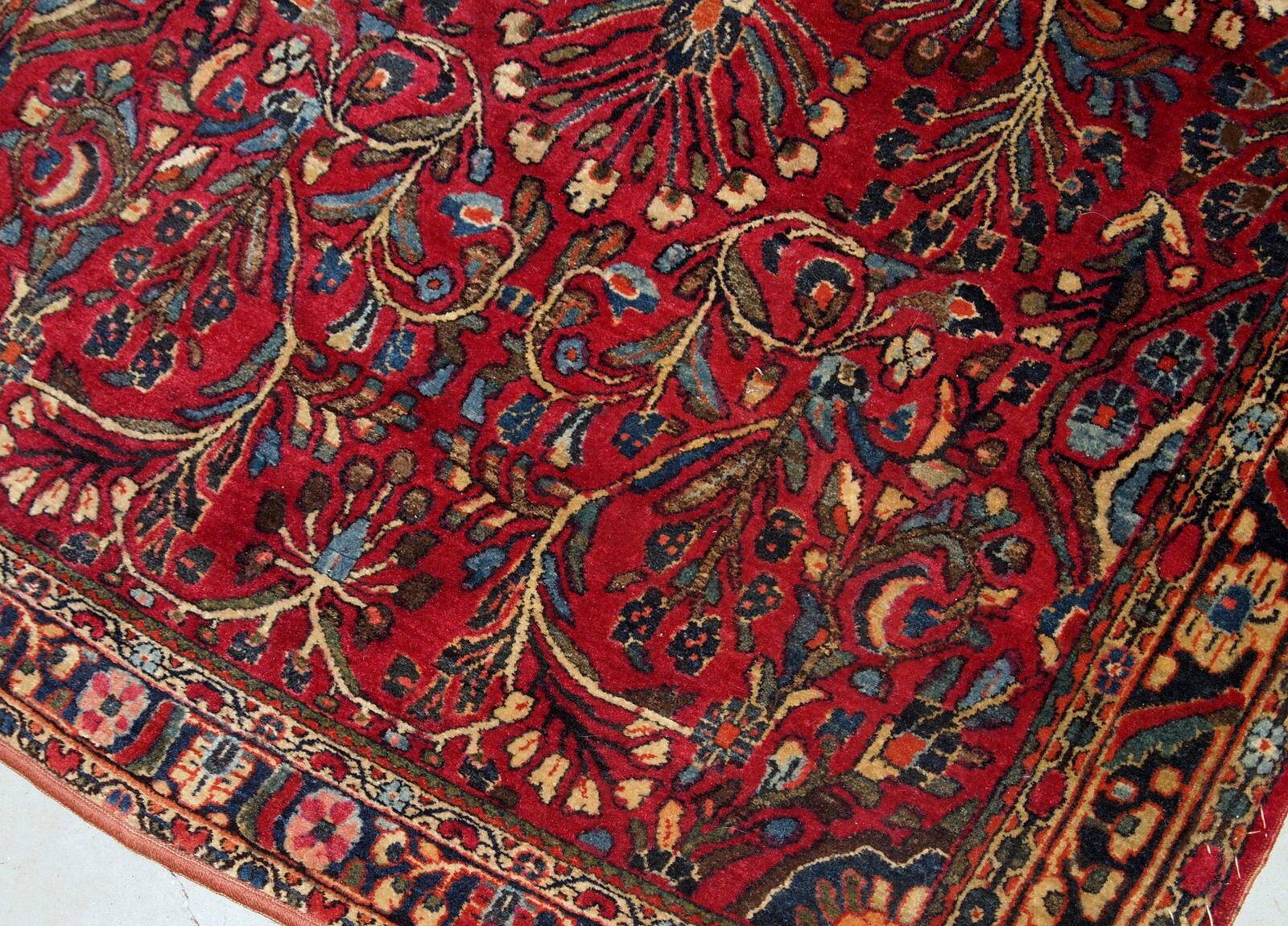 Handmade antique Persian Sarouk rug 3.6' x 5.3' (109cm x 161cm) 1920s