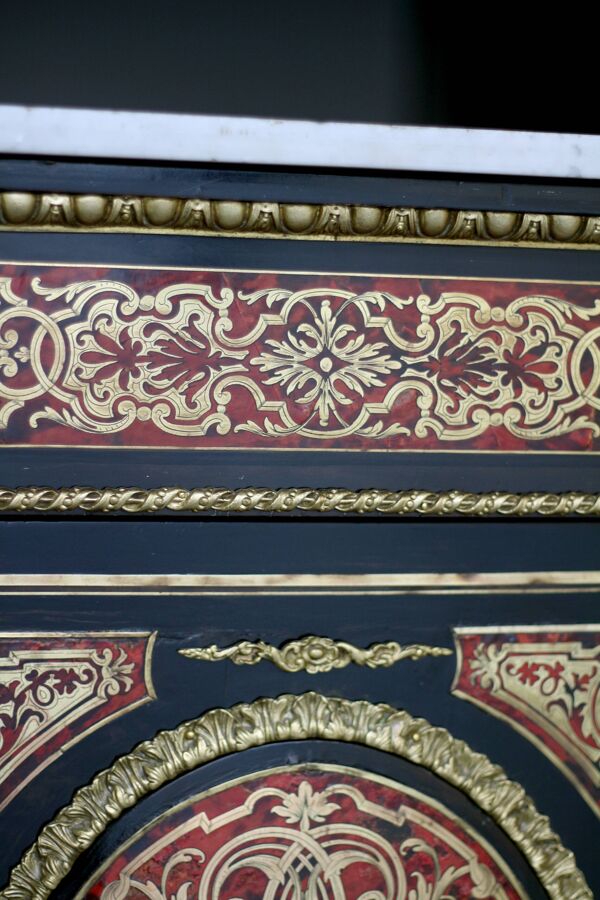 Meuble d'appui Napoléon 3 (fin XIXeme), marbre, marqueterie Boulle.