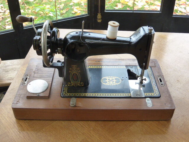 Gelria black metal sewing machine